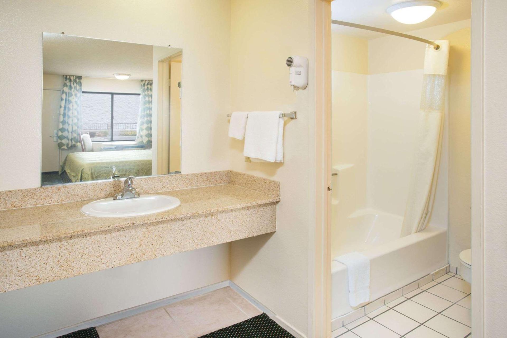 Travelodge by Wyndham Indio photo 15