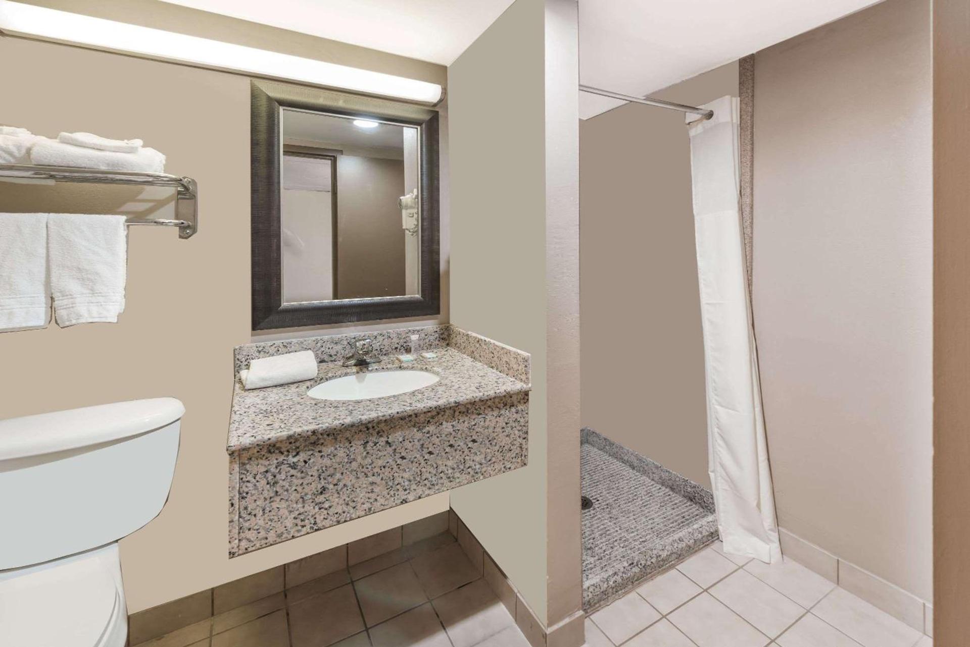 Travelodge by Wyndham Bloomington photo 8