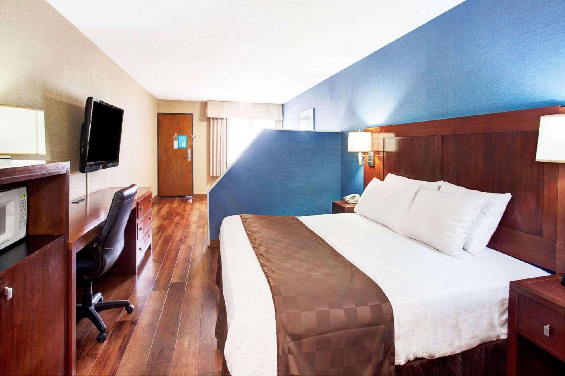 Travelodge by Wyndham Culver City photo 21