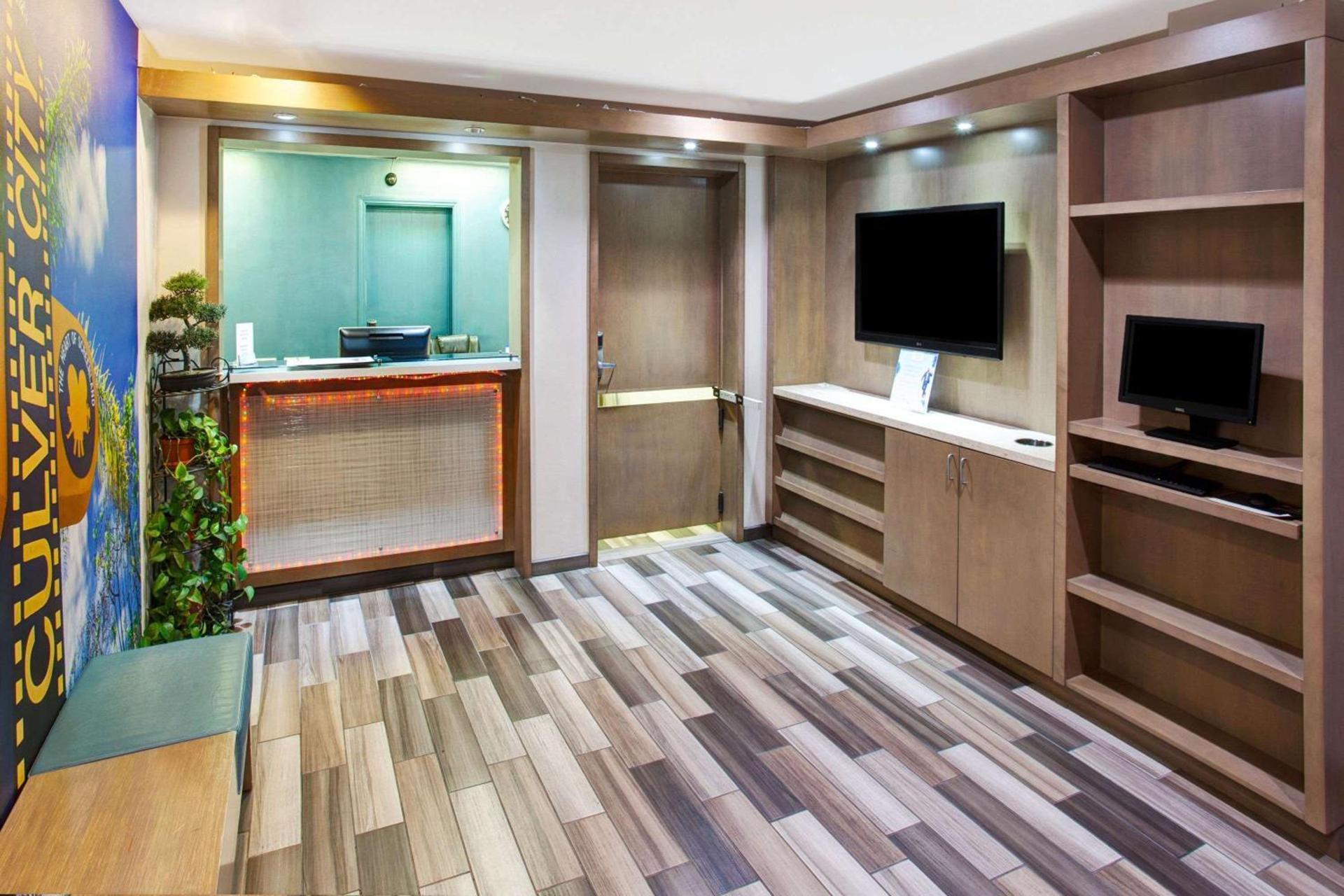 Travelodge by Wyndham Culver City photo 11