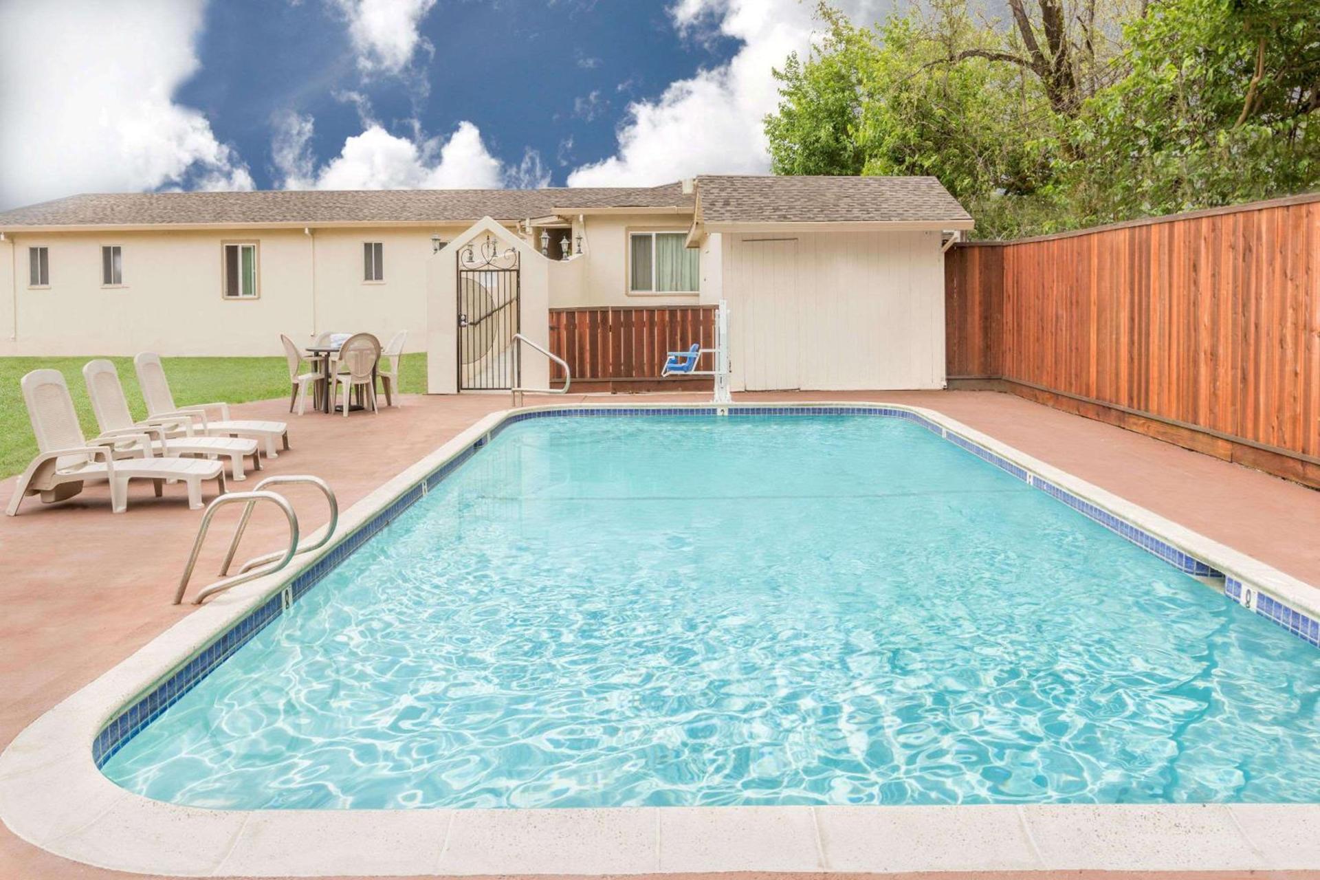 Travelodge by Wyndham Santa Rosa Wine Country photo 5
