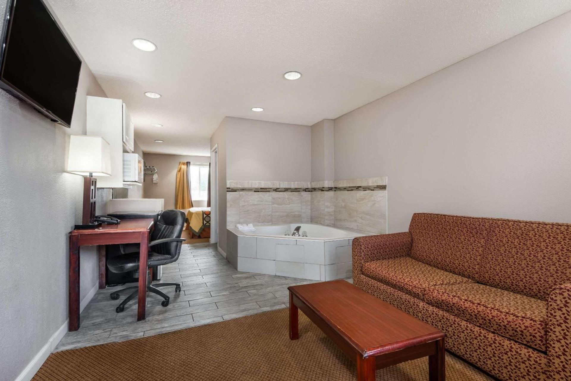 Super 8 by Wyndham Indianapolis/NE/Castleton Area photo 15