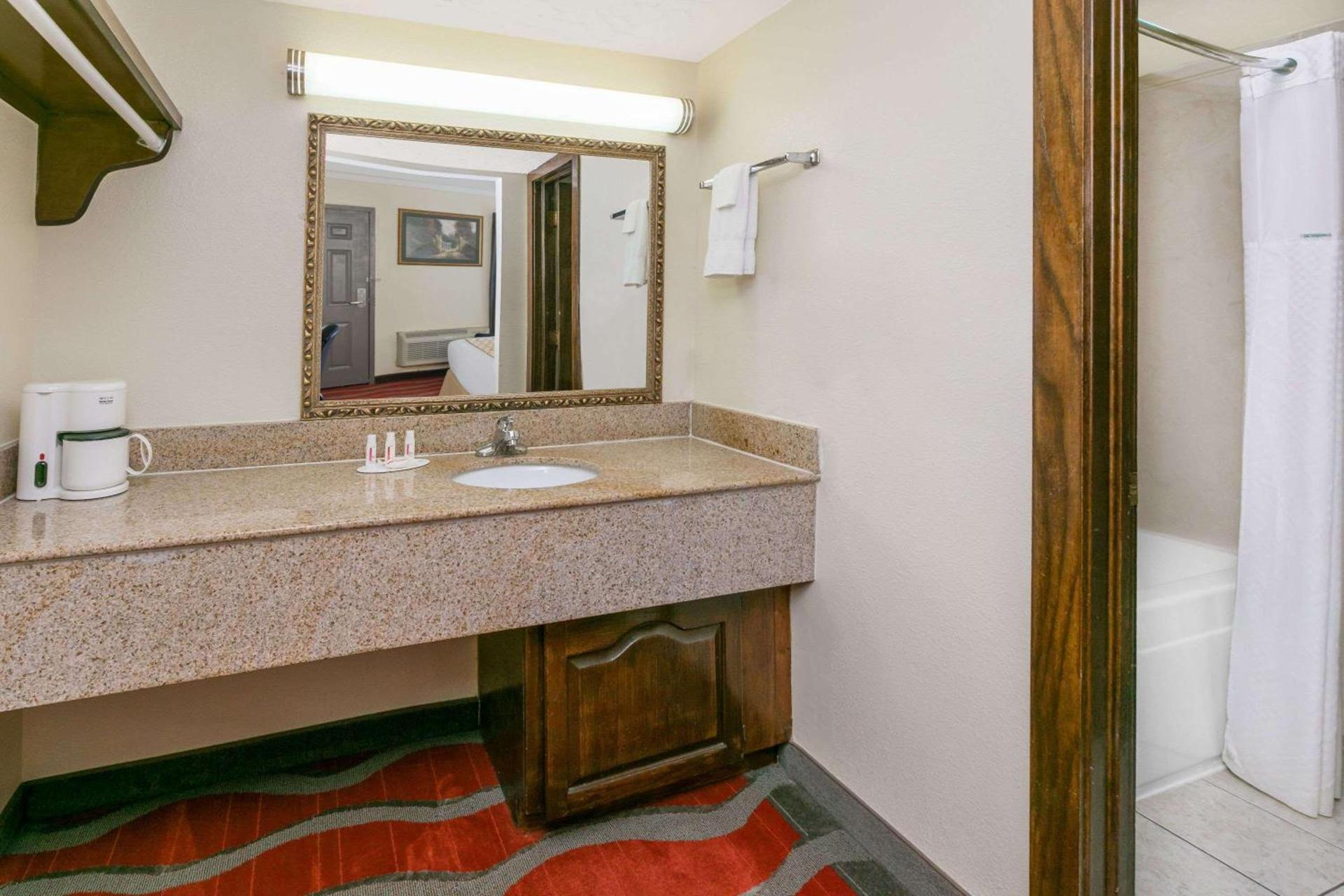 Super 8 by Wyndham Norman West OK photo 38
