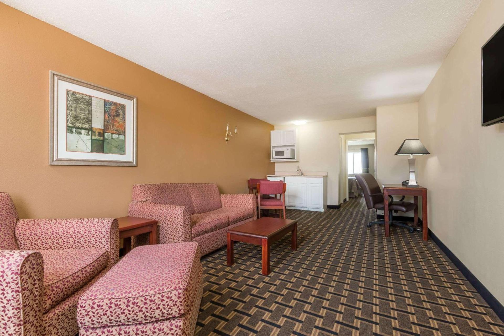 Super 8 by Wyndham Indianapolis/NE/Castleton Area photo 13