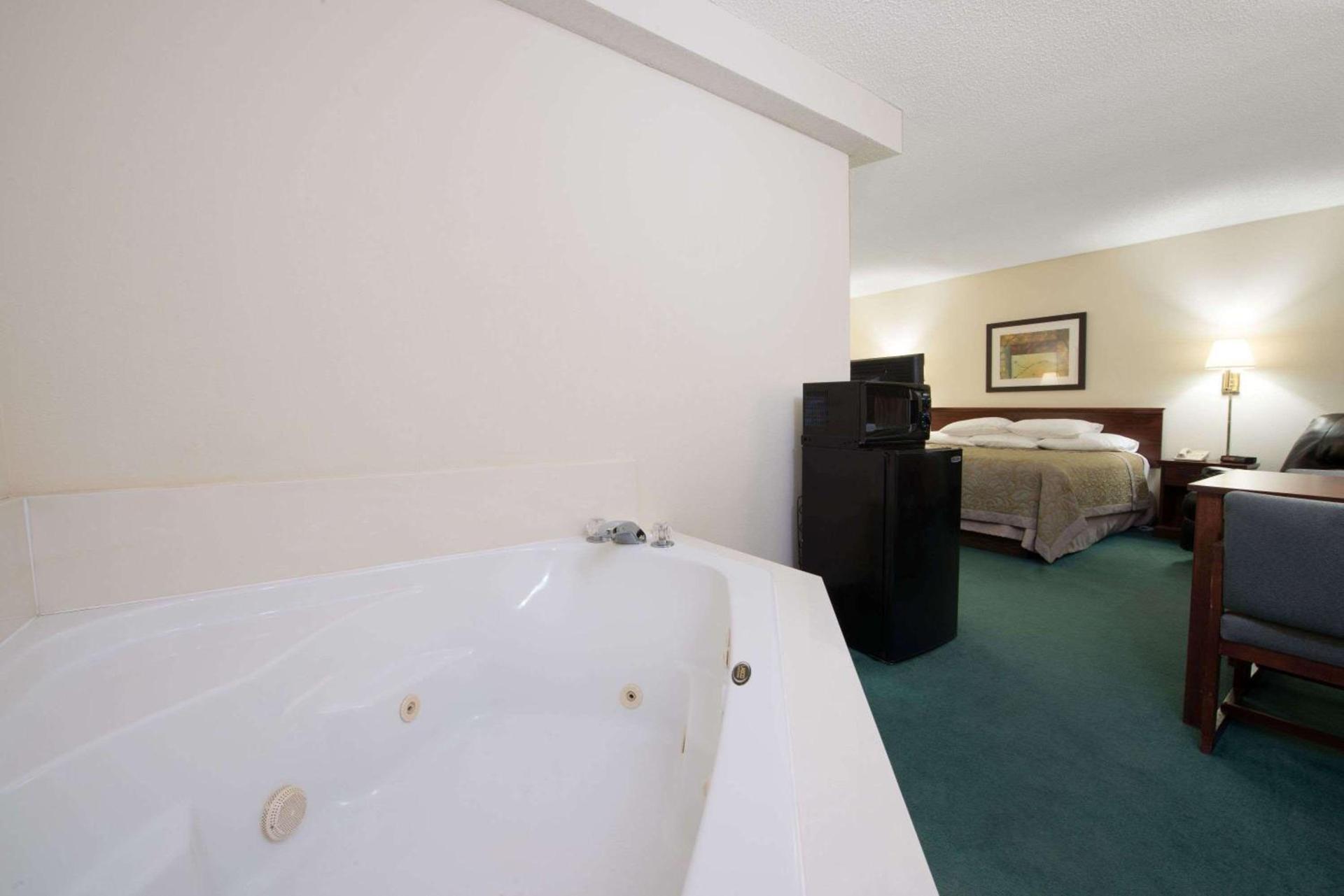 Super 8 by Wyndham Richmond photo 15