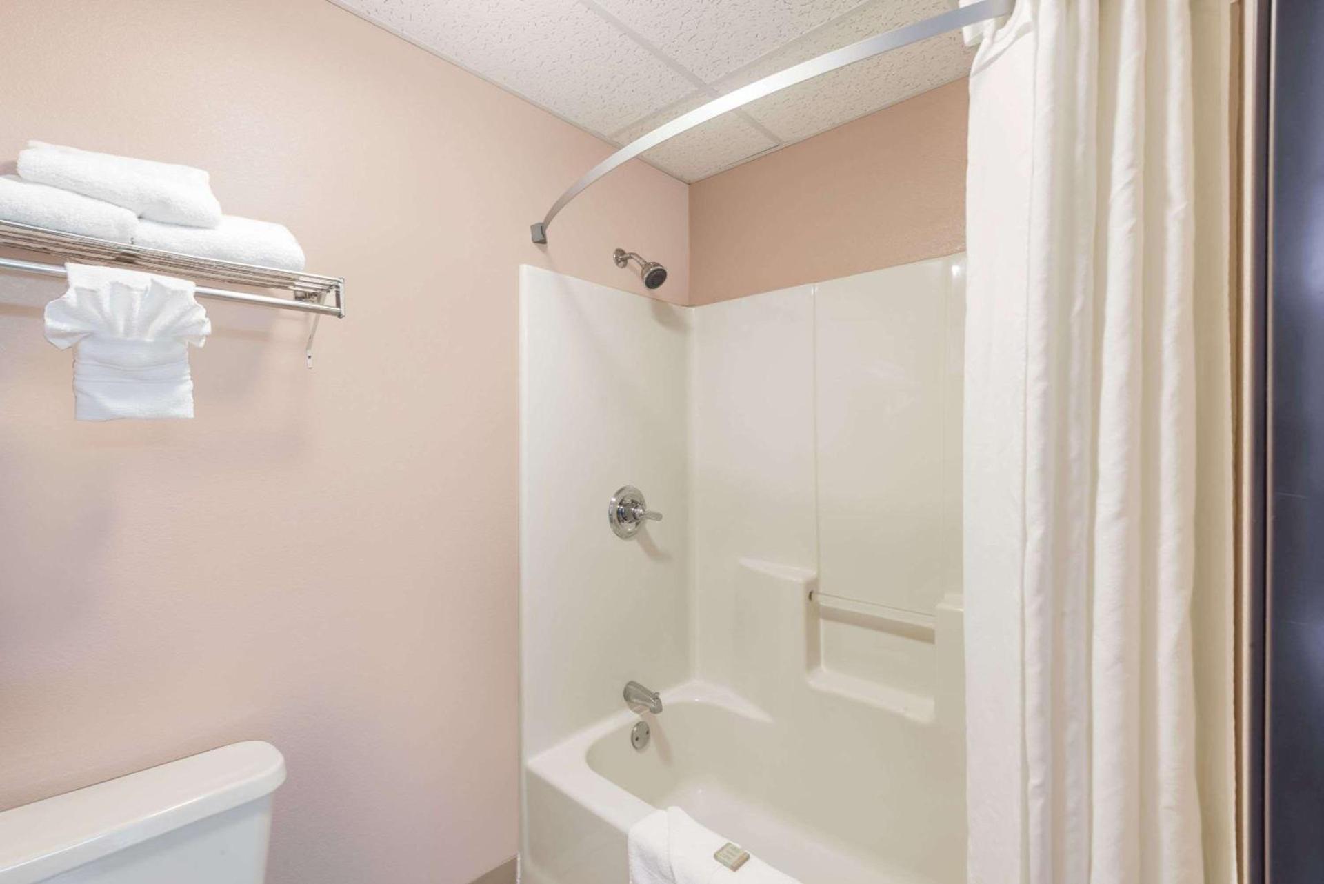 Super 8 by Wyndham Winfield-Quail Ridge Area photo 4