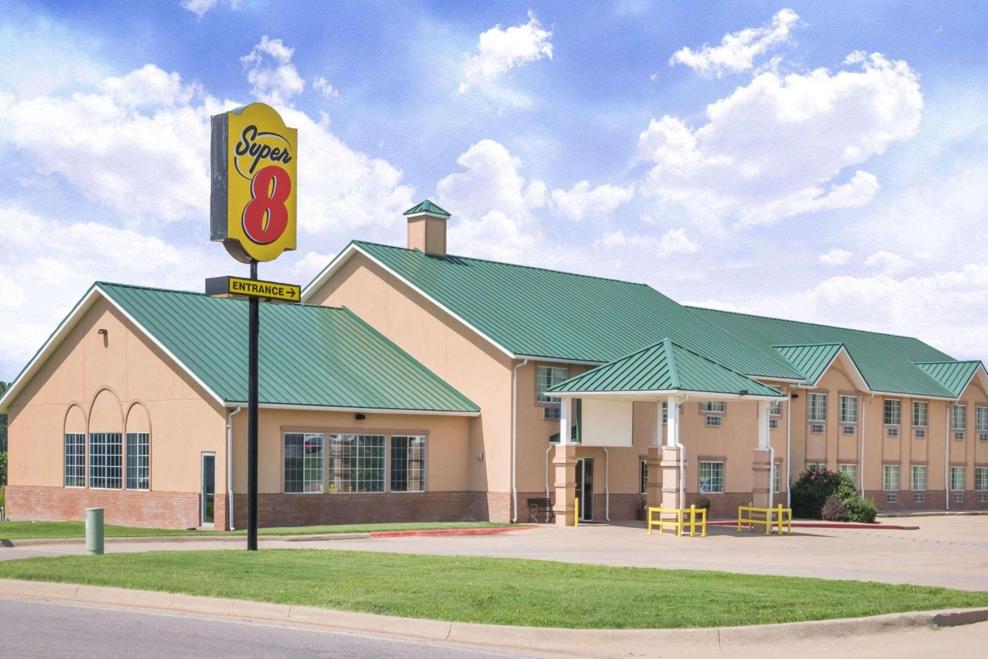 Super 8 by Wyndham Winfield-Quail Ridge Area — hotel in Winfield