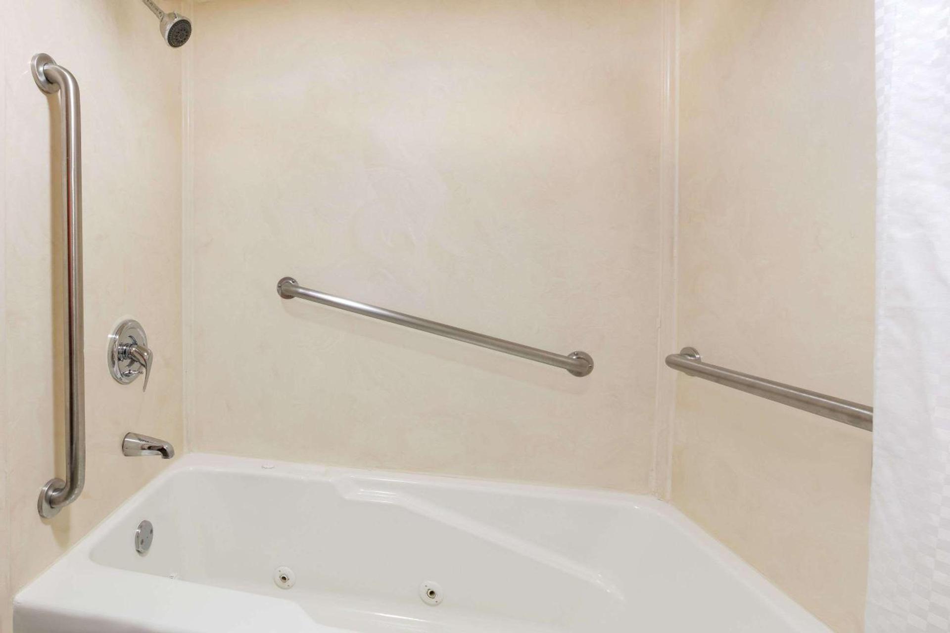 Super 8 by Wyndham Norman West OK photo 42