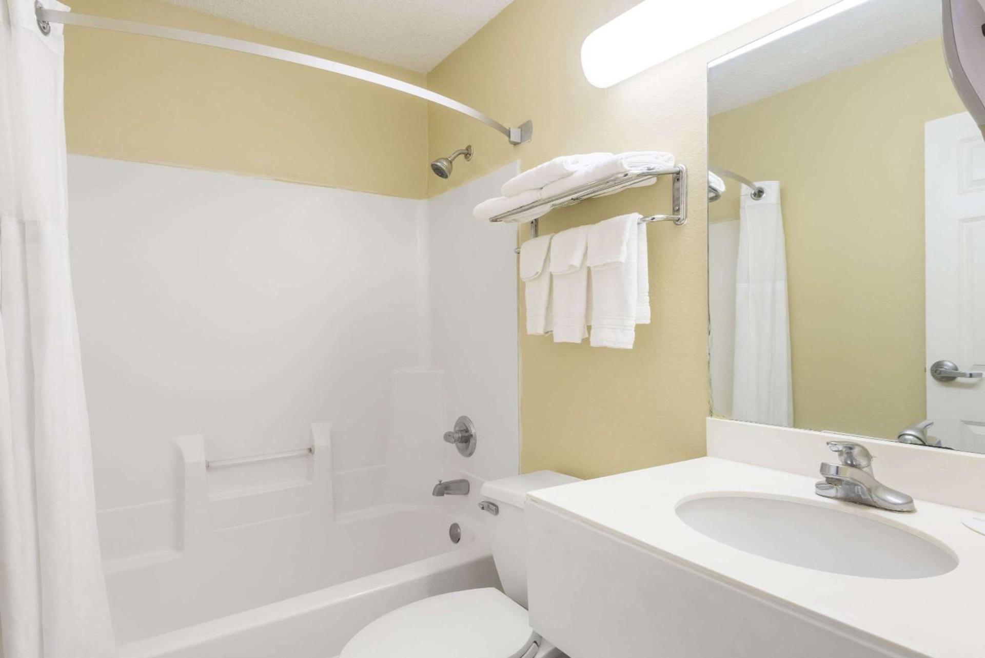Super 8 by Wyndham Indianapolis/NE/Castleton Area photo 10