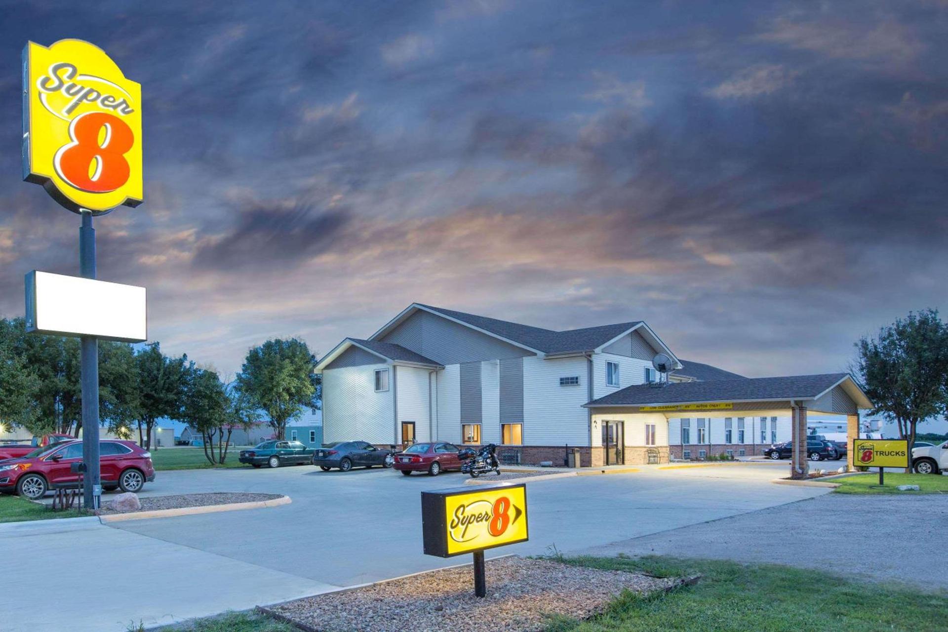 Super 8 by Wyndham Belleville photo 1