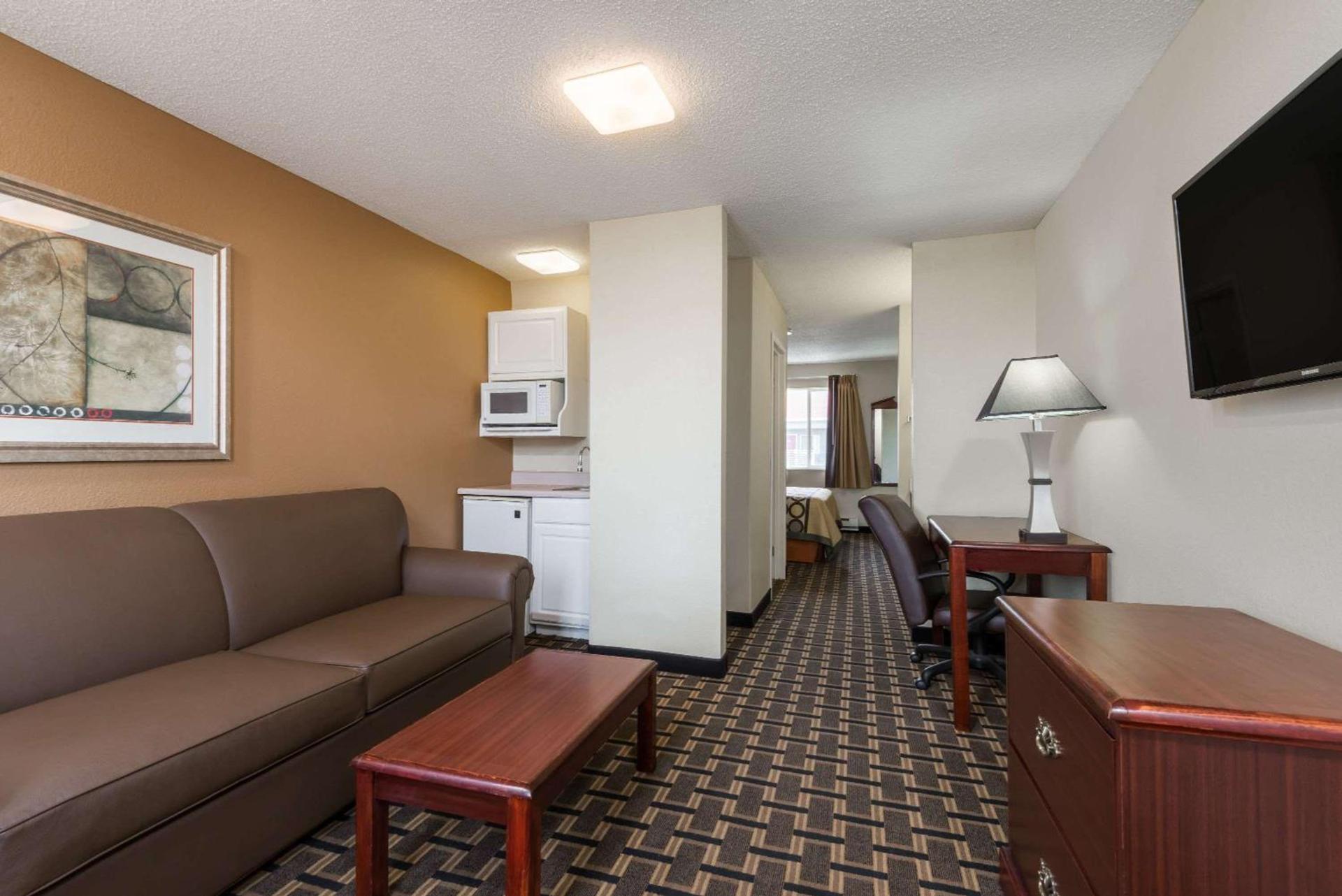 Super 8 by Wyndham Indianapolis/NE/Castleton Area photo 14
