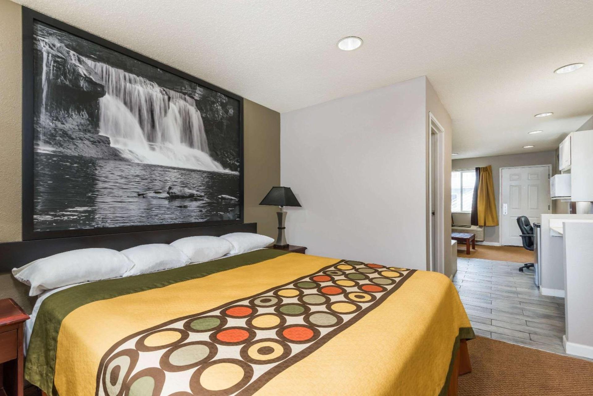 Super 8 by Wyndham Indianapolis/NE/Castleton Area photo 12