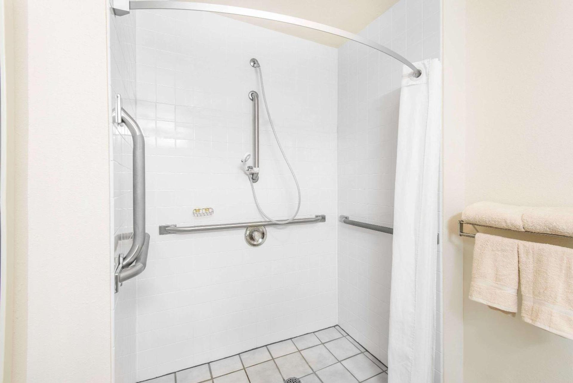 Super 8 by Wyndham West Middlesex/Sharon Area photo 3