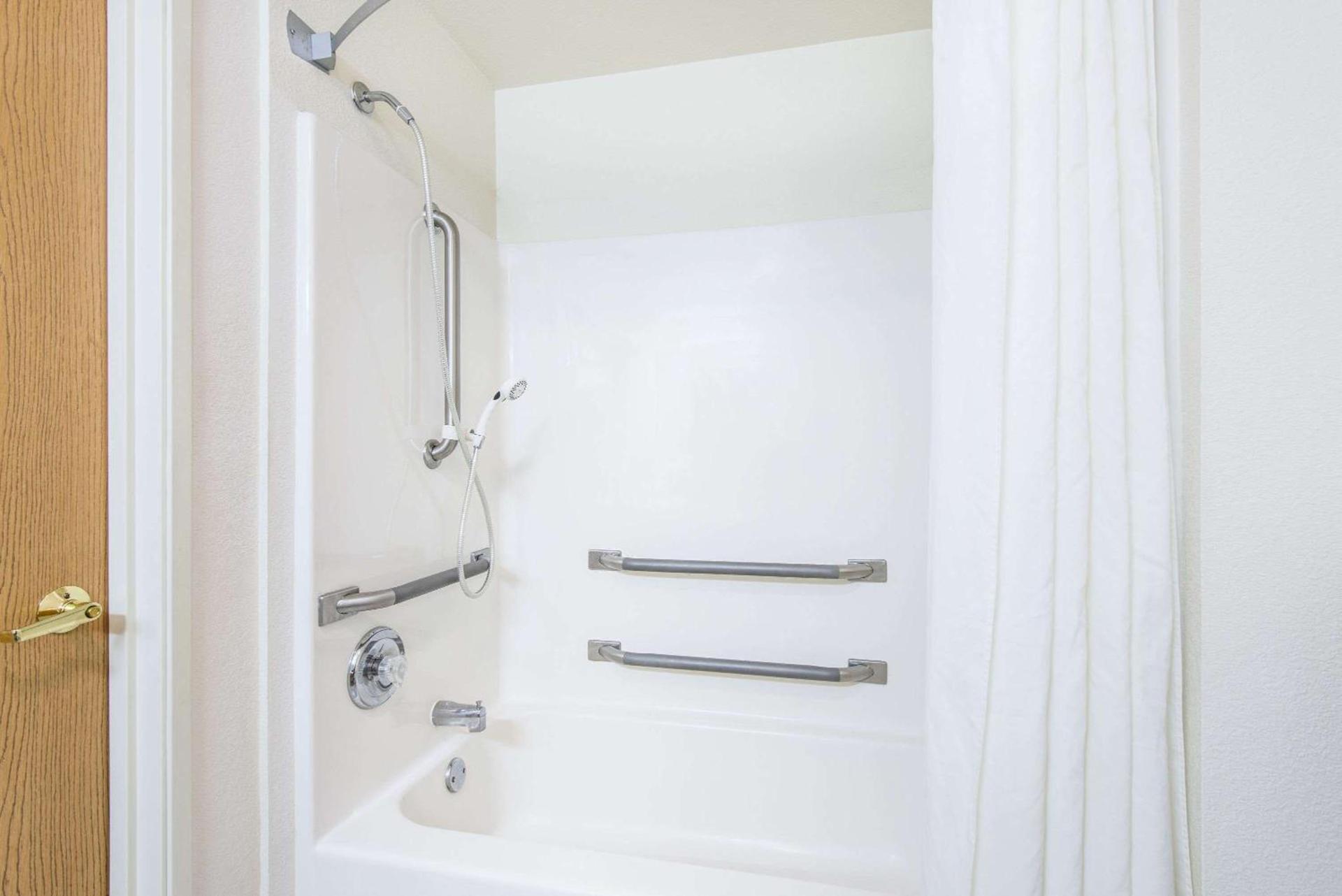 Super 8 by Wyndham West Middlesex/Sharon Area photo 8