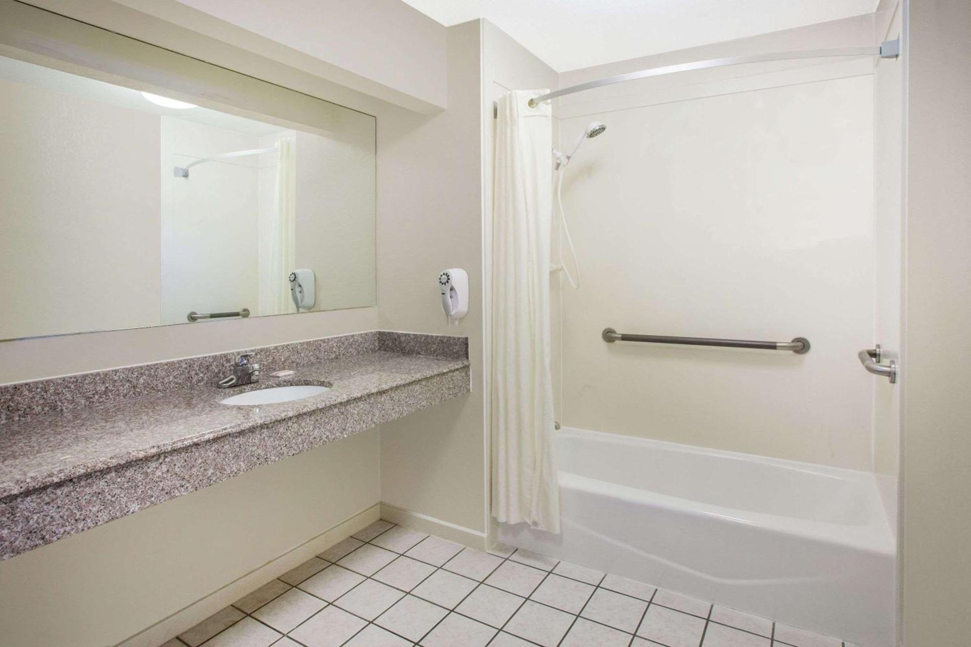 Super 8 by Wyndham Cabot photo 12