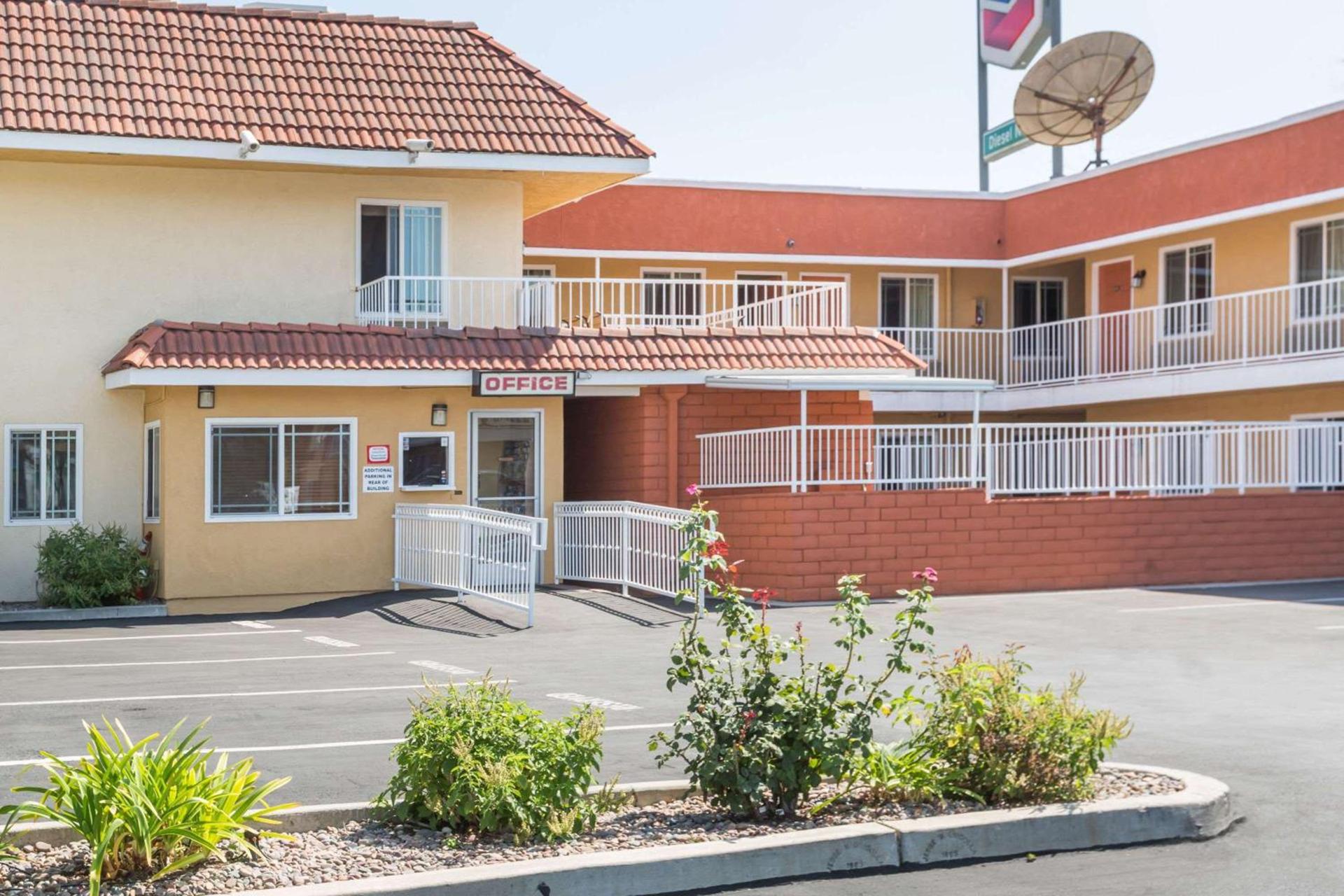 Super 8 by Wyndham Azusa — hotel in Azusa