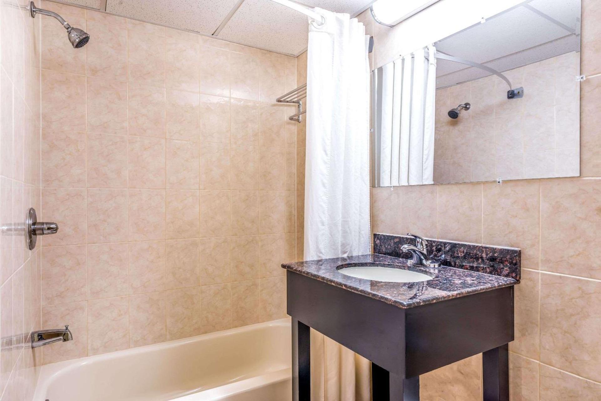 Super 8 by Wyndham North Bergen NJ/NYC Area photo 6