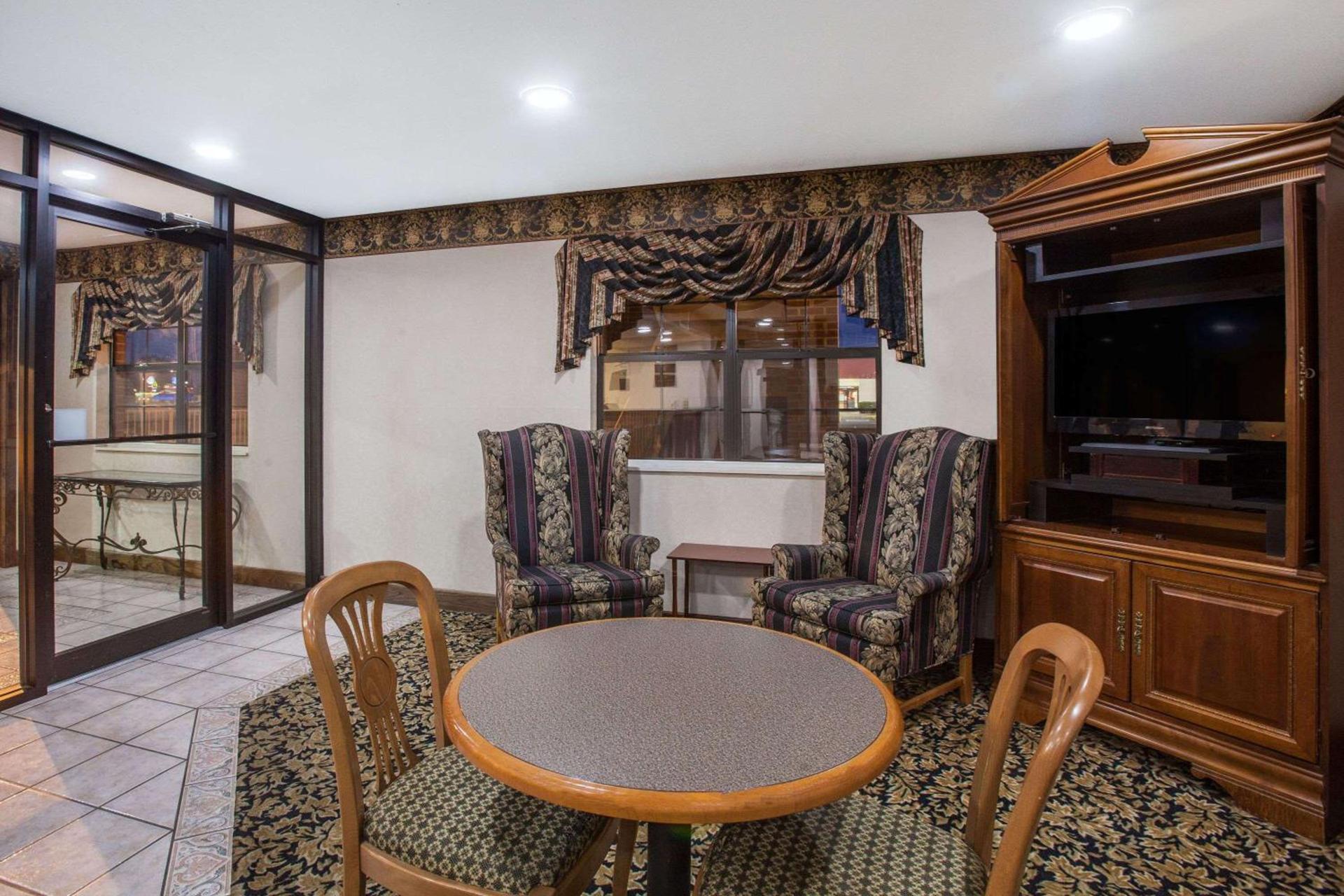 Super 8 by Wyndham Cabot photo 4