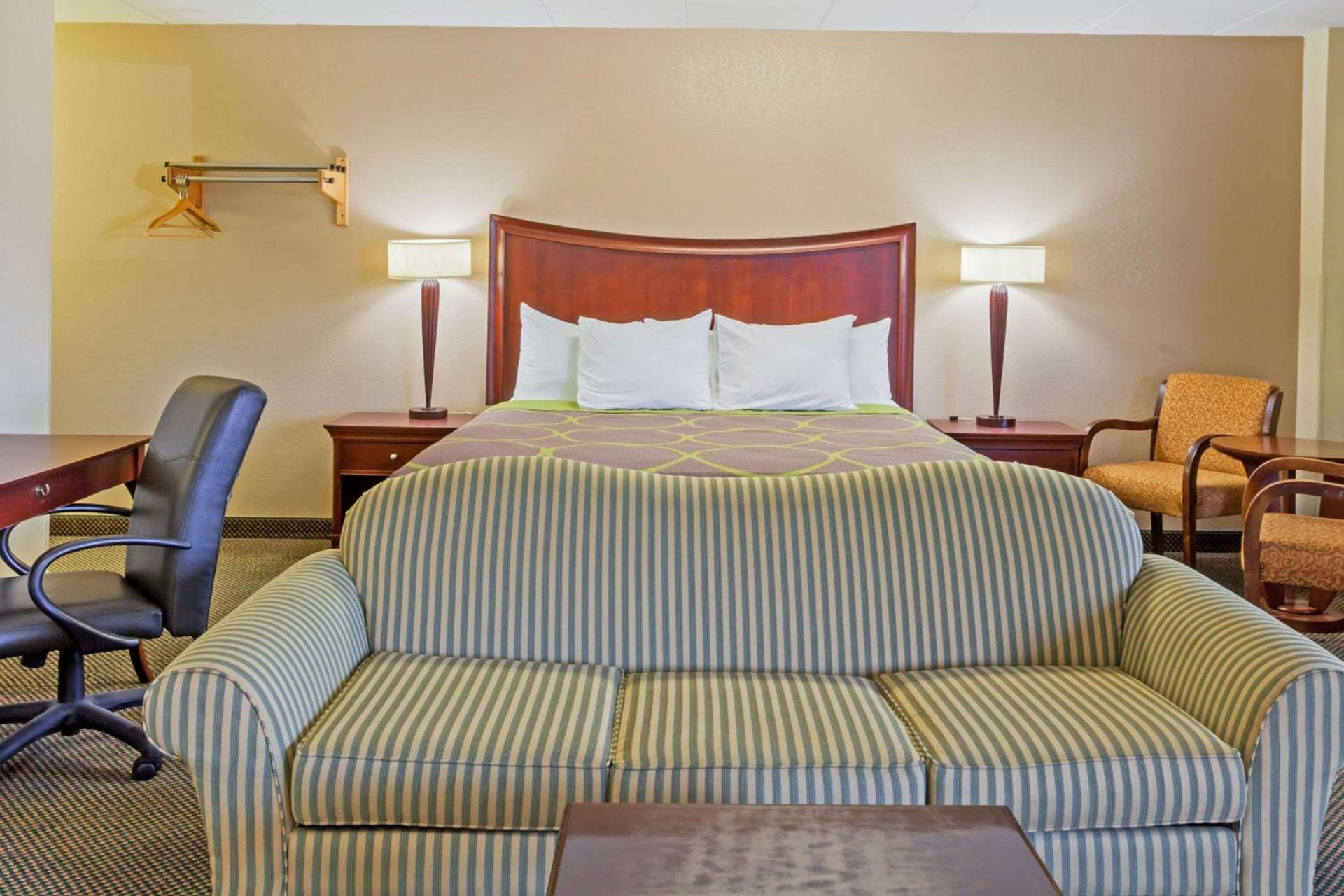 Super 8 by Wyndham Manassas photo 7