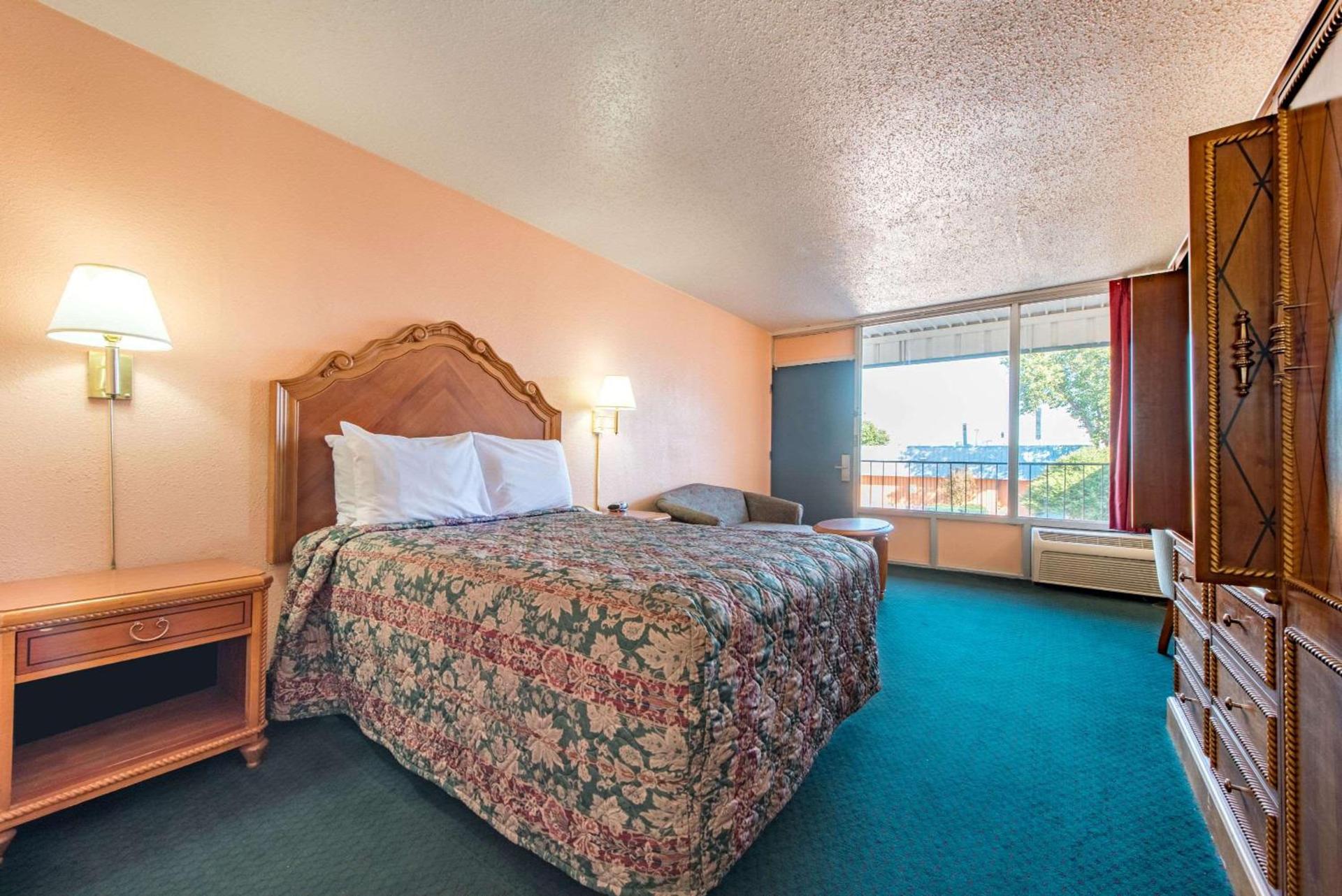 Castle inn & suites by OYO Lawton photo 12