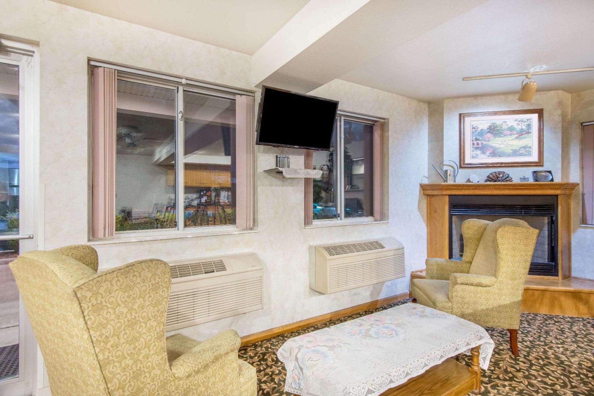 Super 8 by Wyndham West Middlesex/Sharon Area photo 2