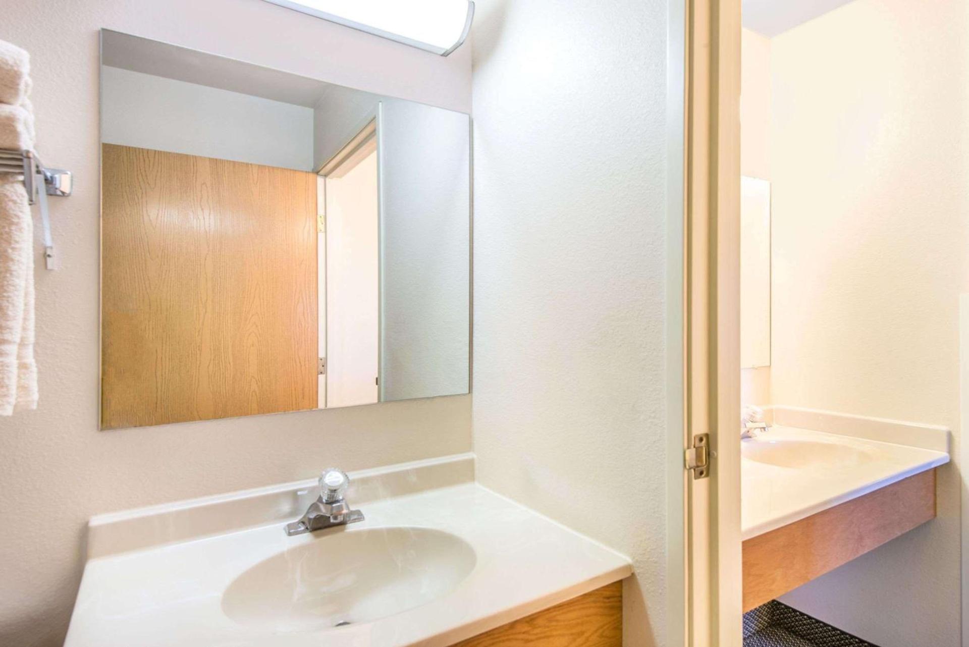 Super 8 by Wyndham West Middlesex/Sharon Area photo 6