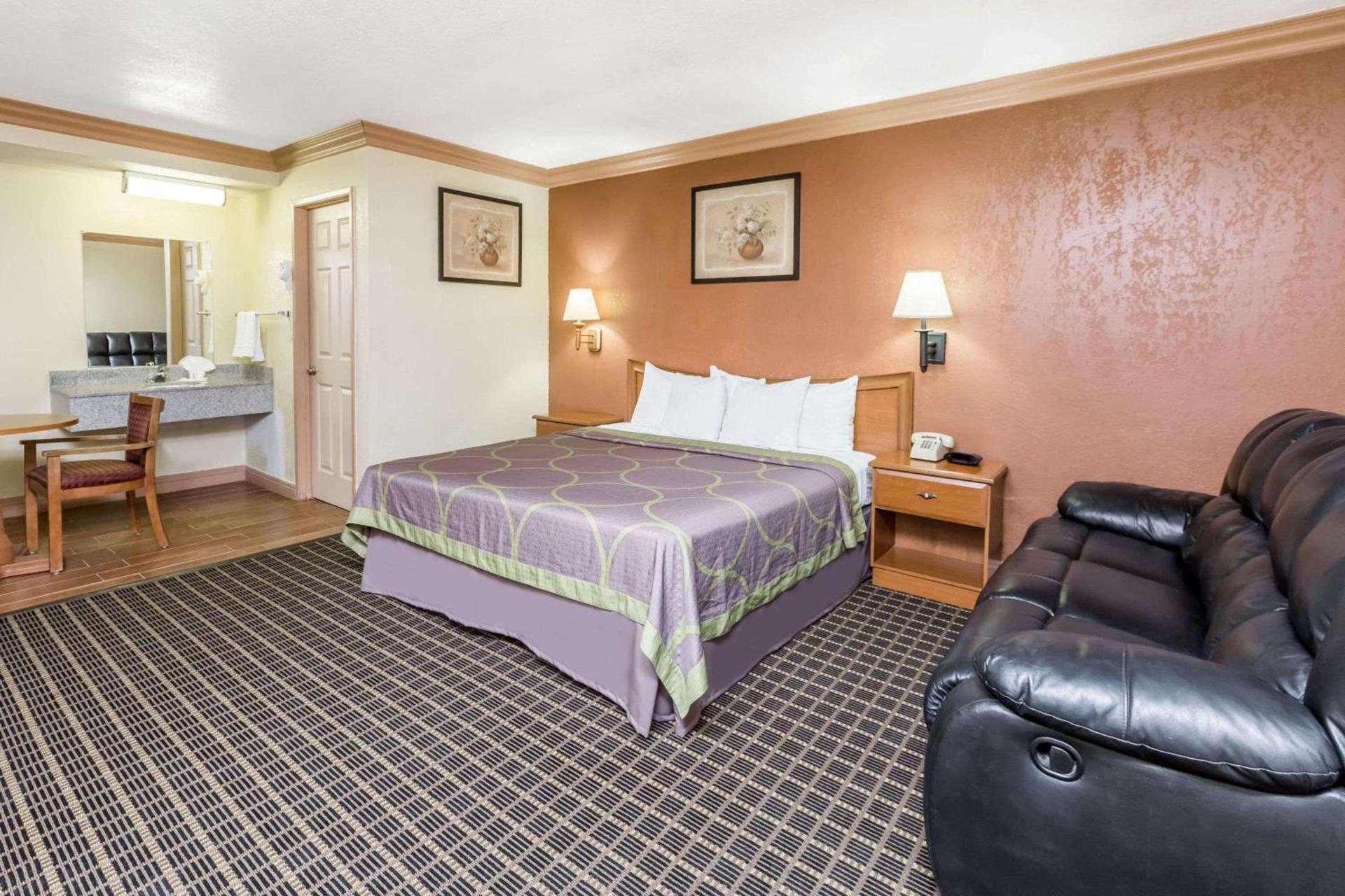 Super 8 by Wyndham Azusa photo 9