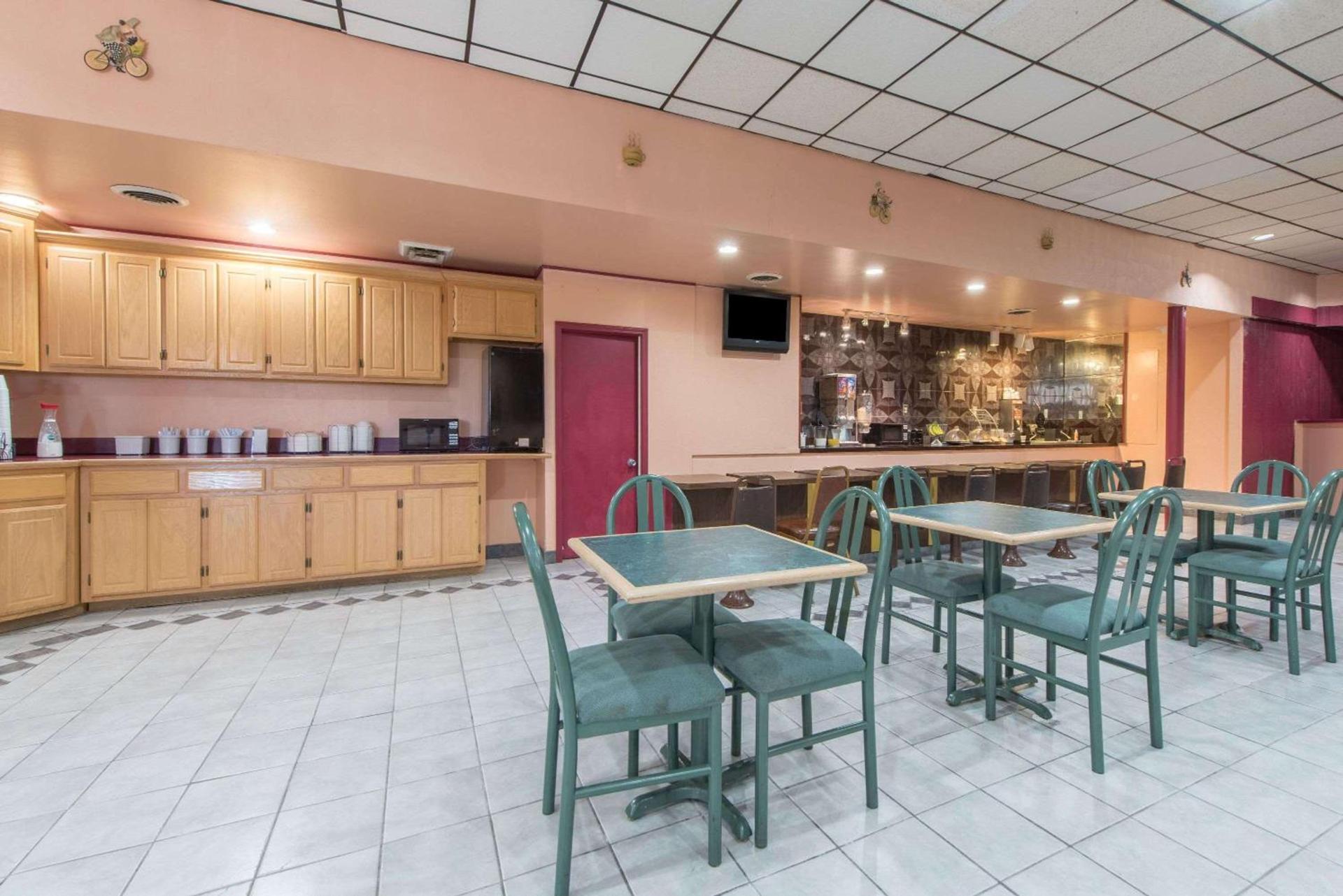Castle inn & suites by OYO Lawton photo 11