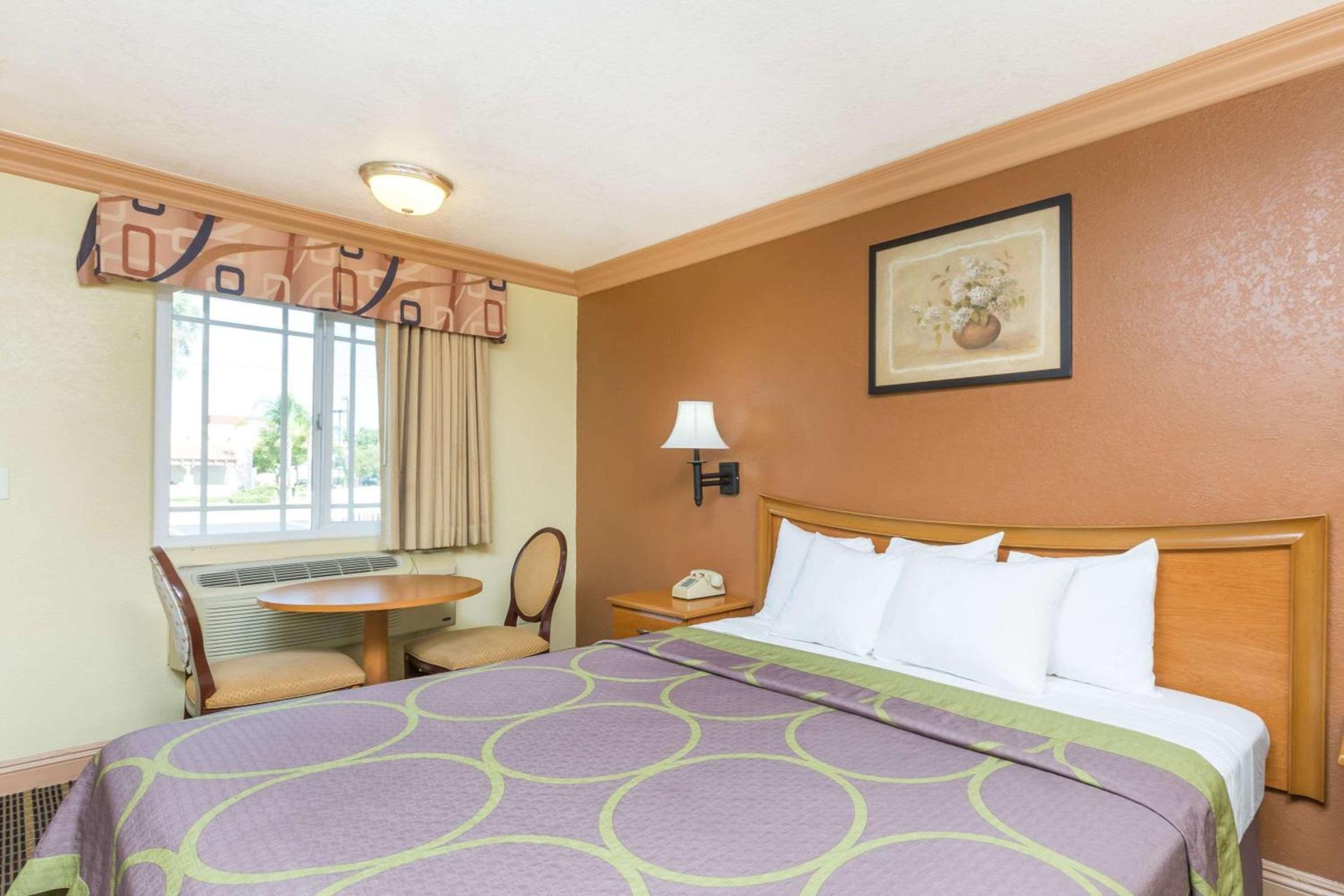 Super 8 by Wyndham Azusa photo 10