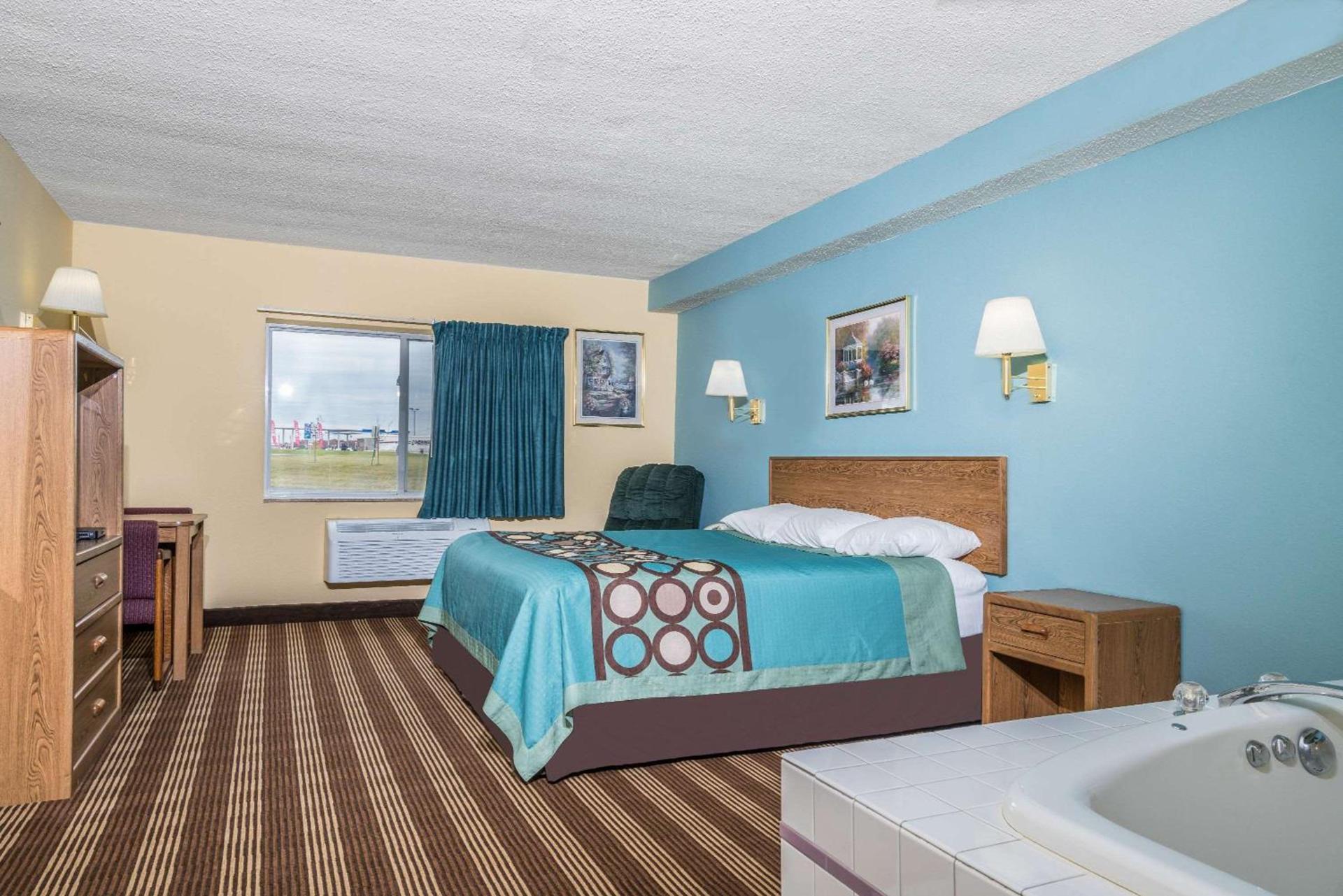 Super 8 by Wyndham Osseo WI photo 6