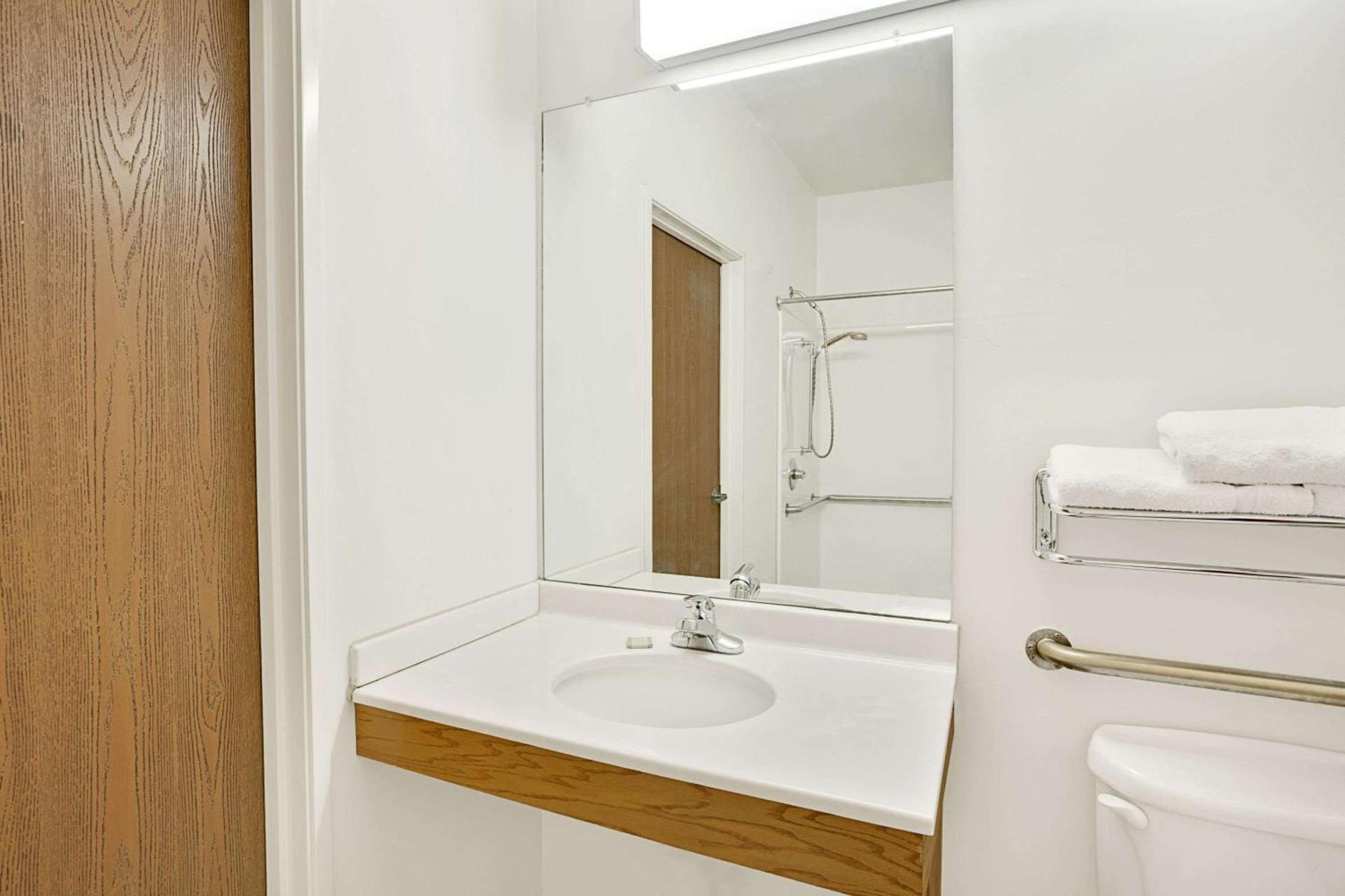 Super 8 by Wyndham Hampshire IL photo 7