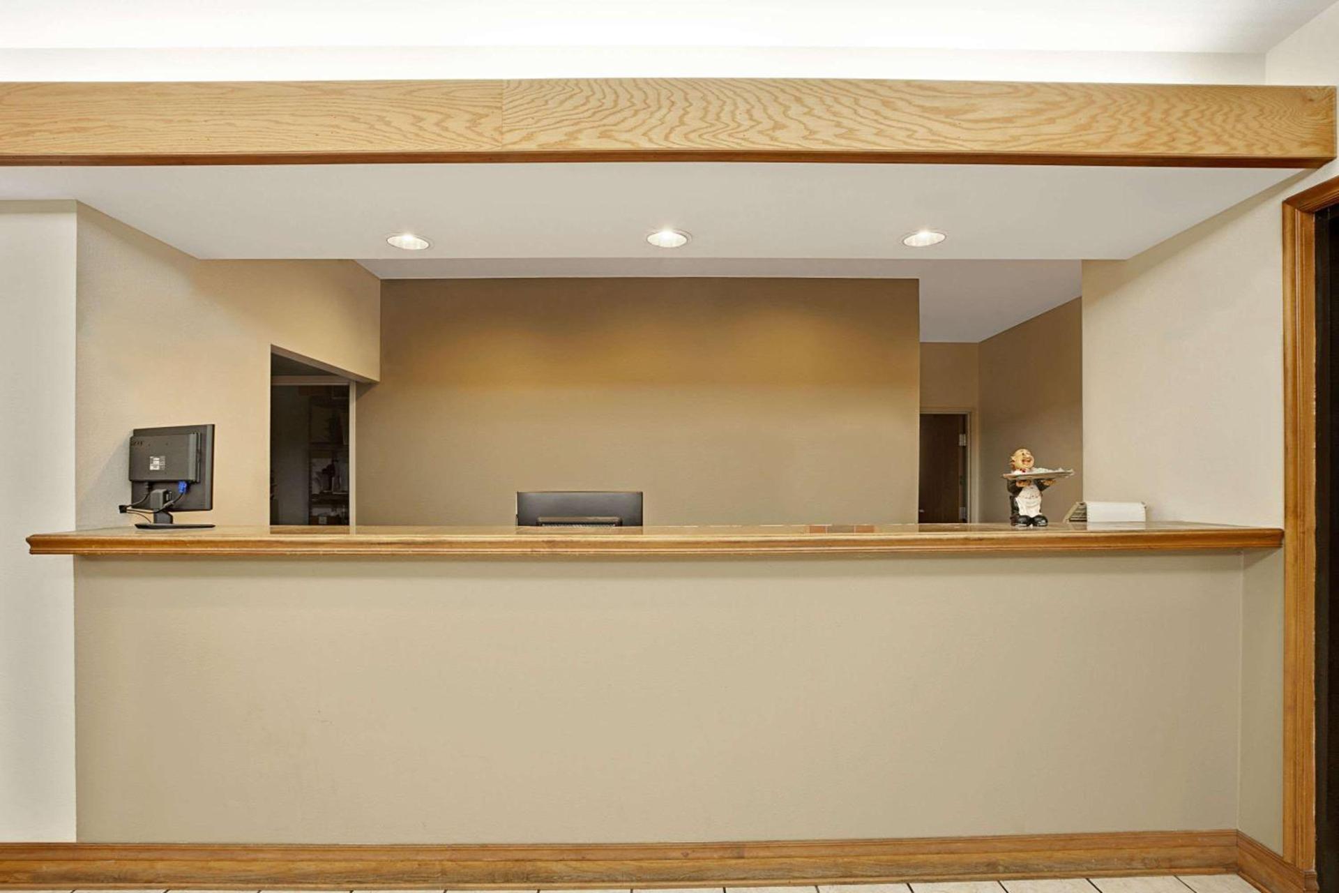 Super 8 by Wyndham Hampshire IL photo 2