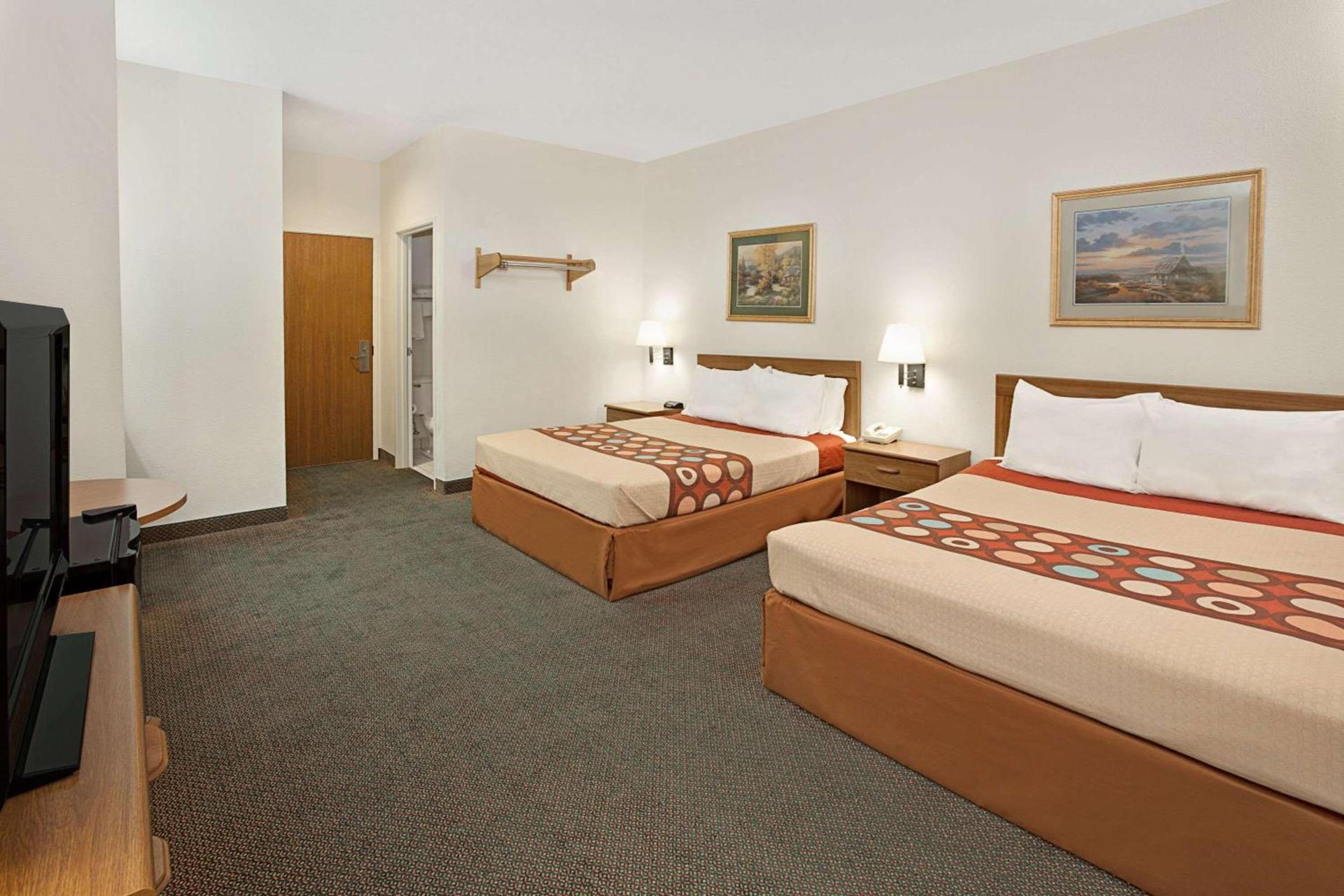 Super 8 by Wyndham Hampshire IL photo 8