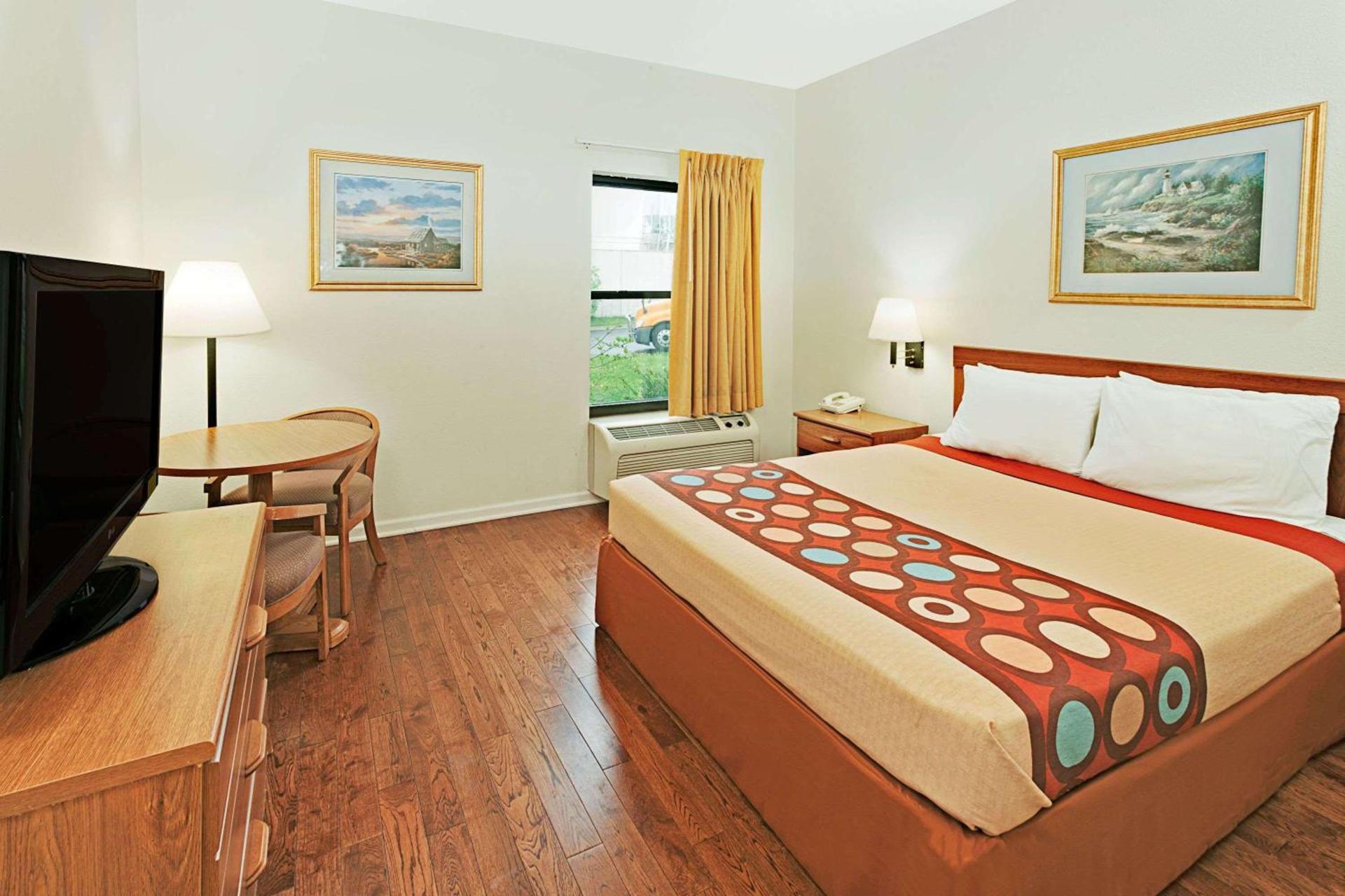 Super 8 by Wyndham Hampshire IL photo 12