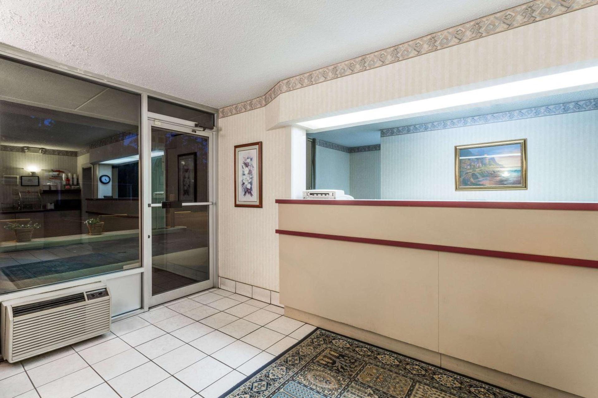 Super 8 by Wyndham Commerce photo 5