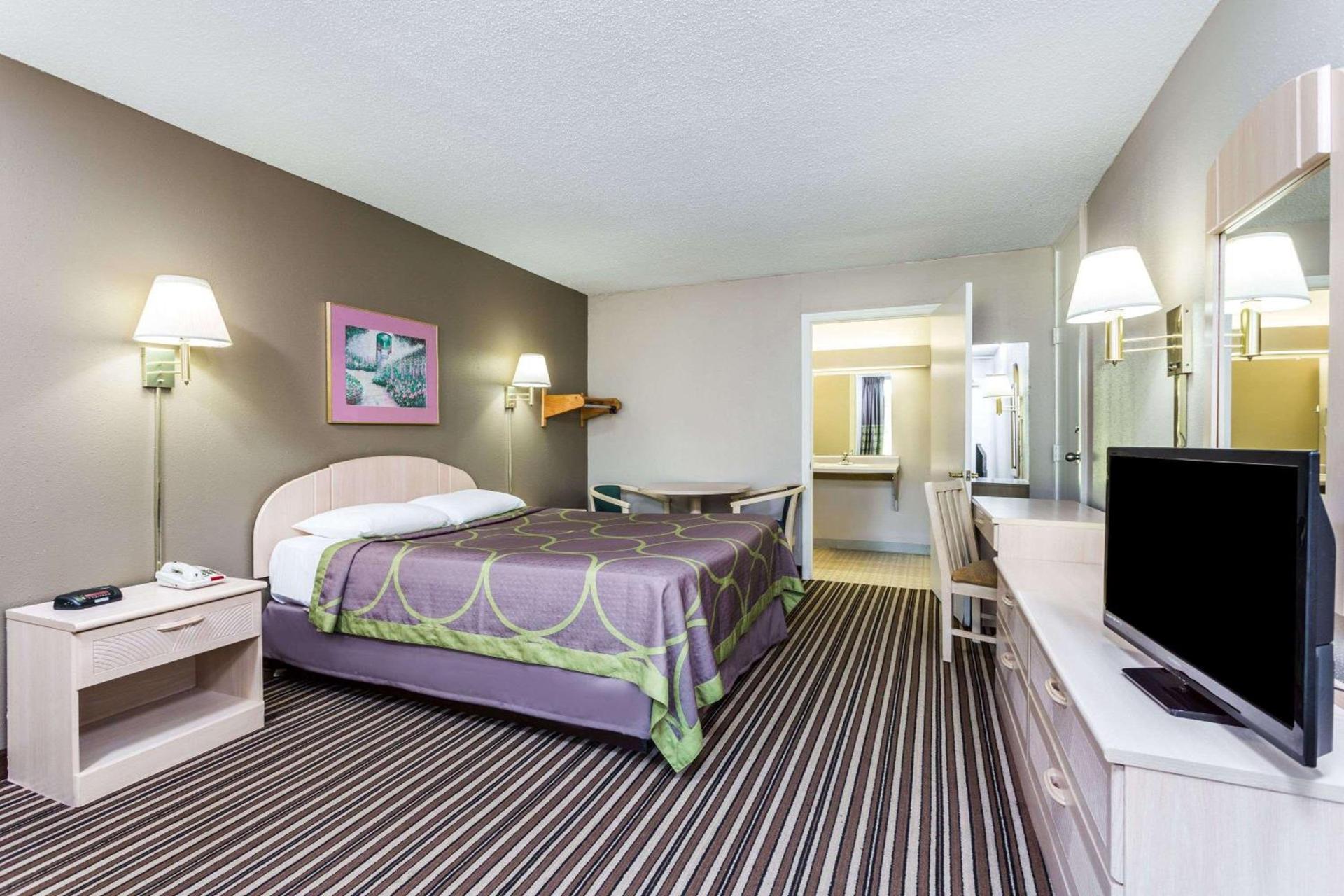 Super 8 by Wyndham Commerce photo 11
