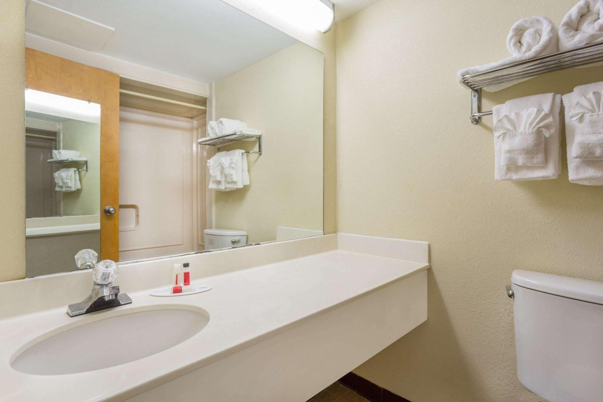 Howard Johnson by Wyndham Williamsburg photo 16