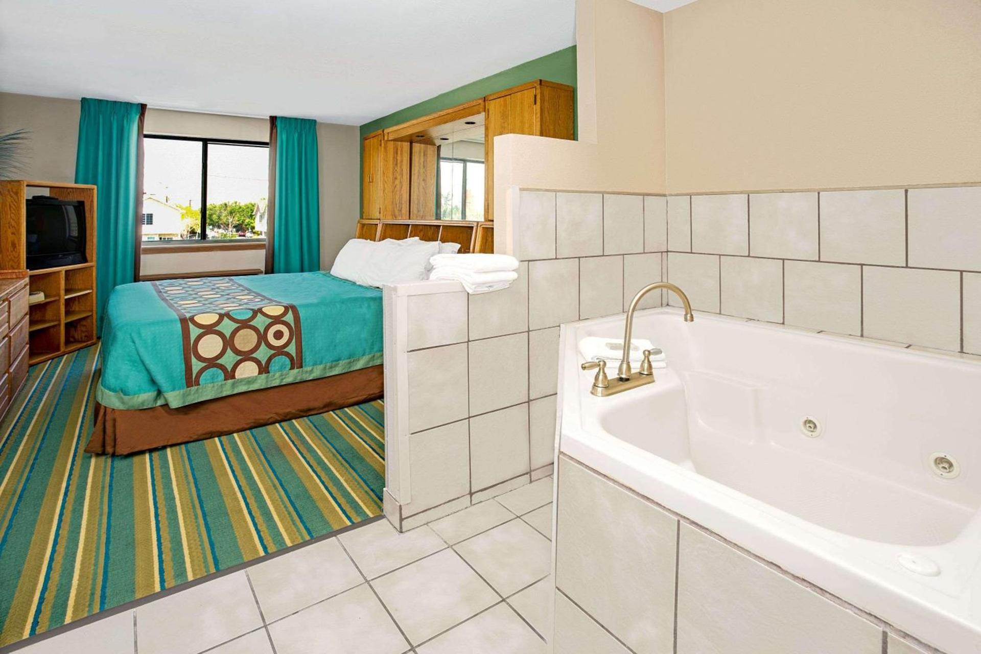 Super 8 by Wyndham Denver Stapleton photo 12
