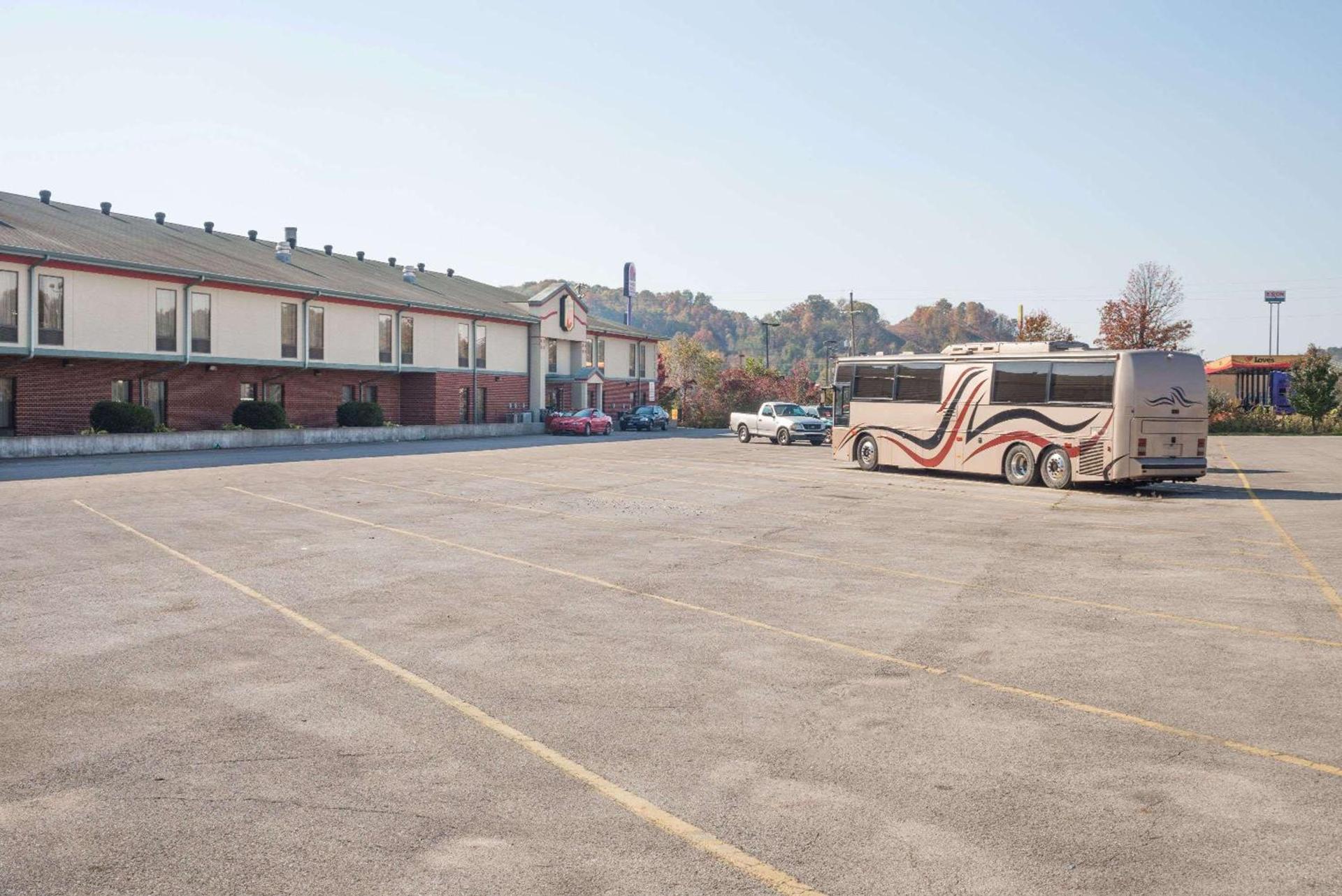 Super 8 by Wyndham Grayson photo 15