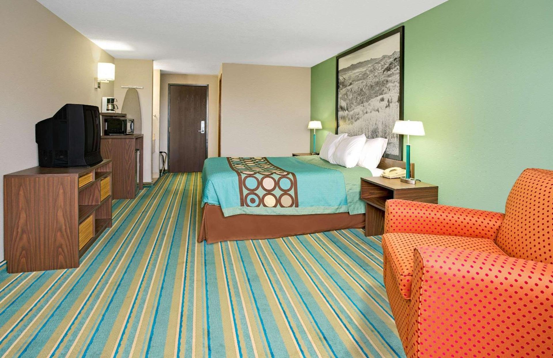 Super 8 by Wyndham Denver Stapleton photo 6