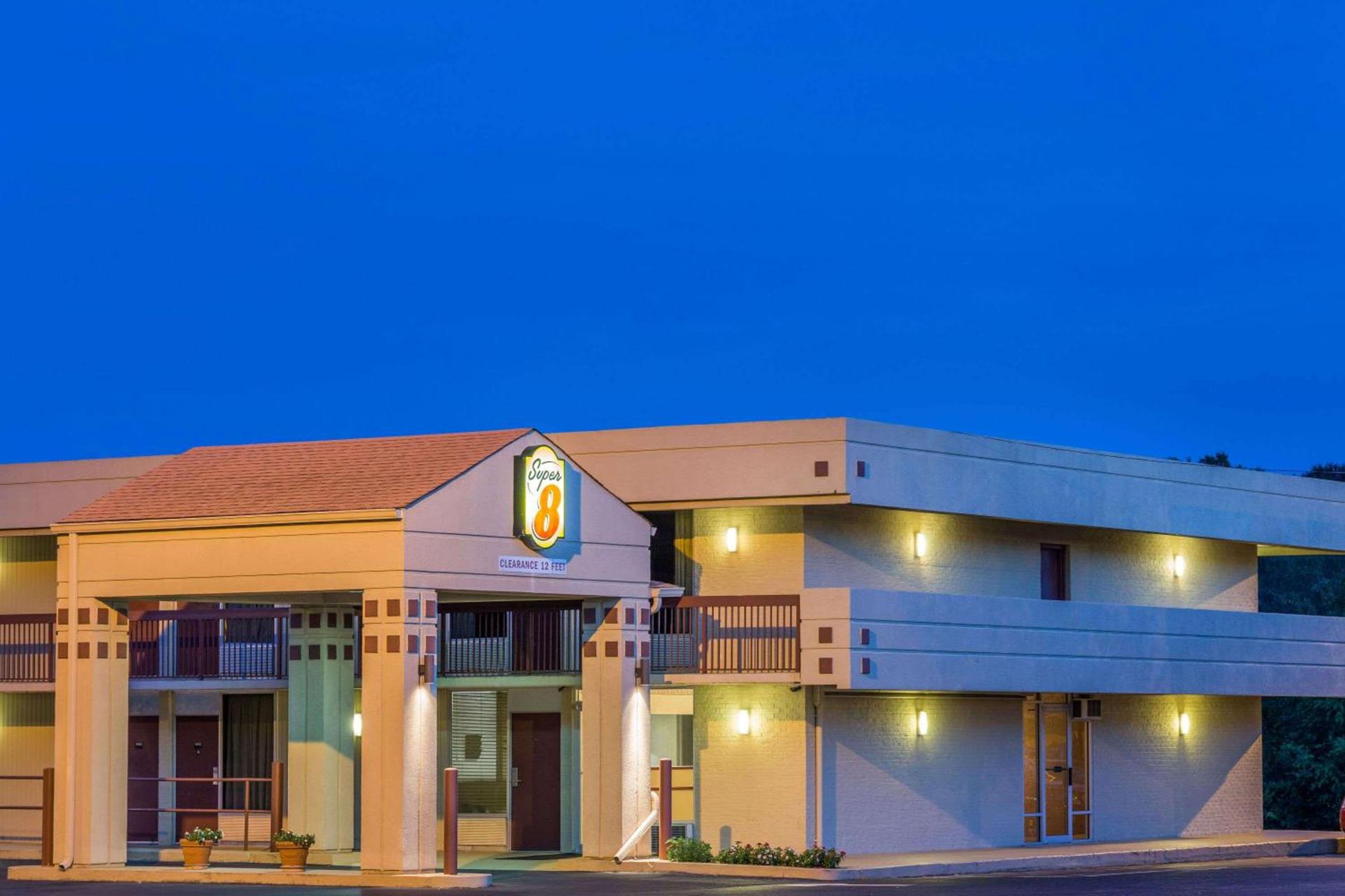 Super 8 by Wyndham Commerce photo 3