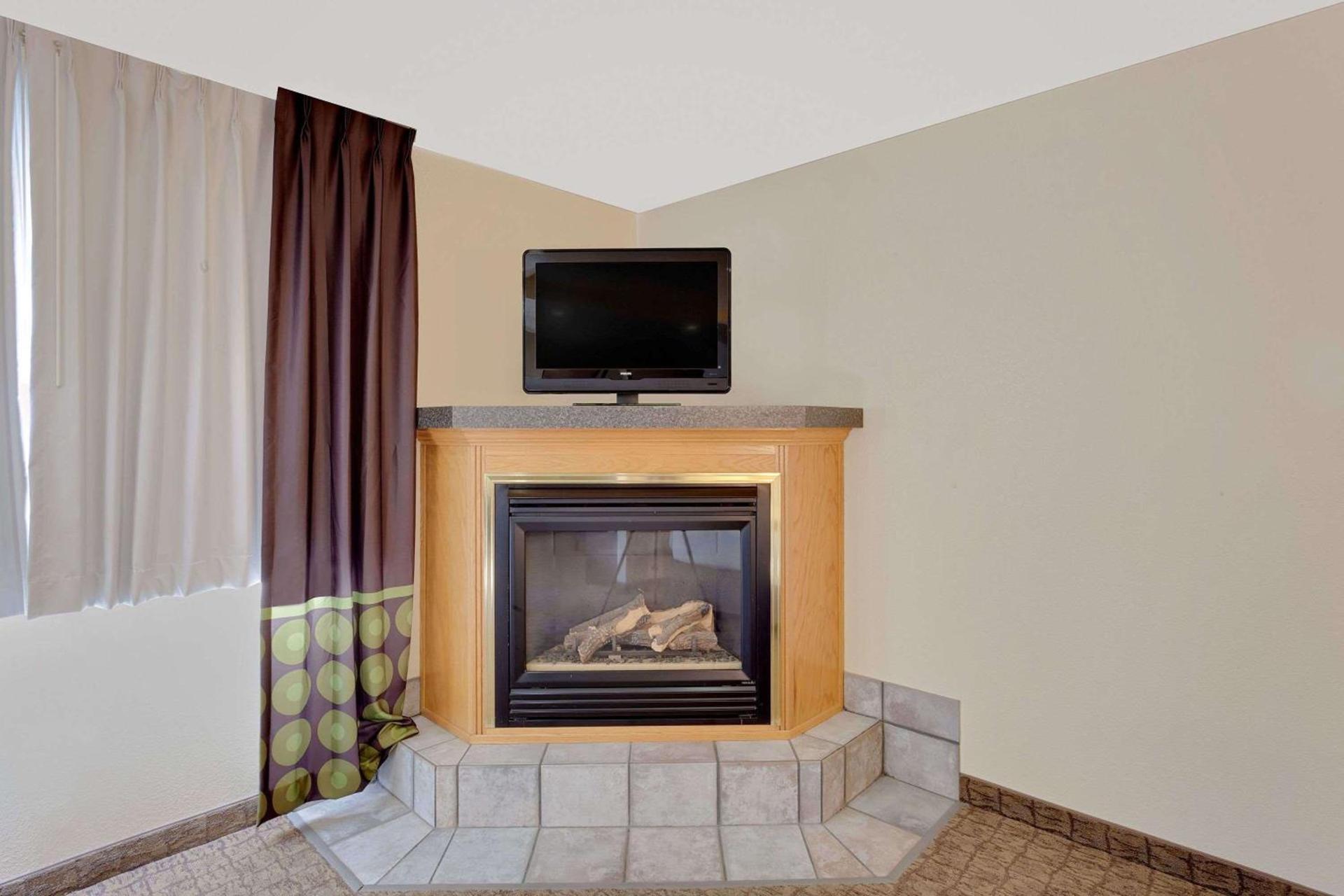 Super 8 by Wyndham Lebanon photo 35