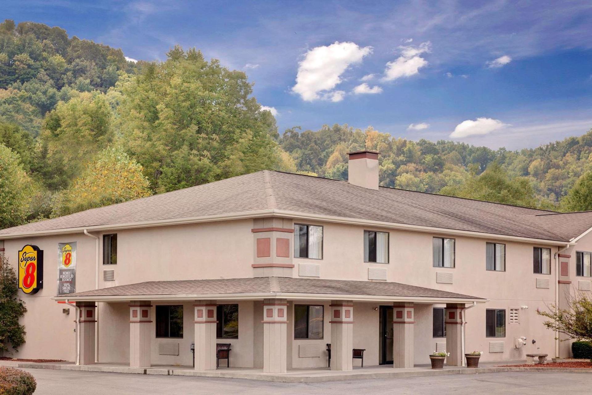 Super 8 by Wyndham Lebanon photo 1