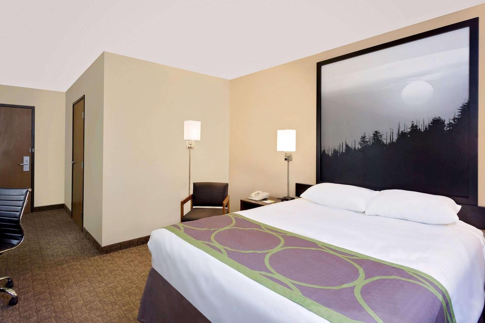 Super 8 by Wyndham Lebanon photo 32
