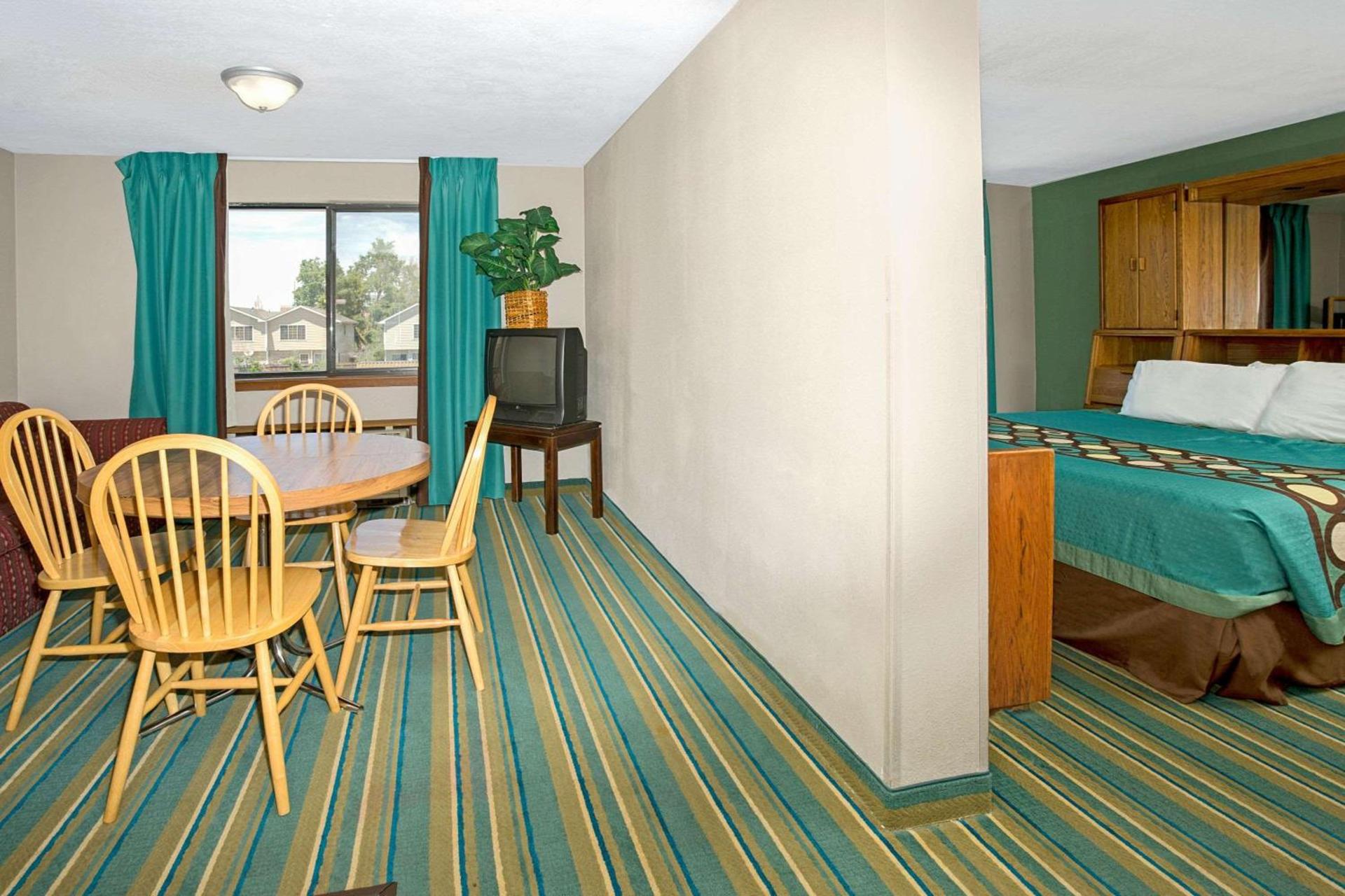 Super 8 by Wyndham Denver Stapleton photo 13