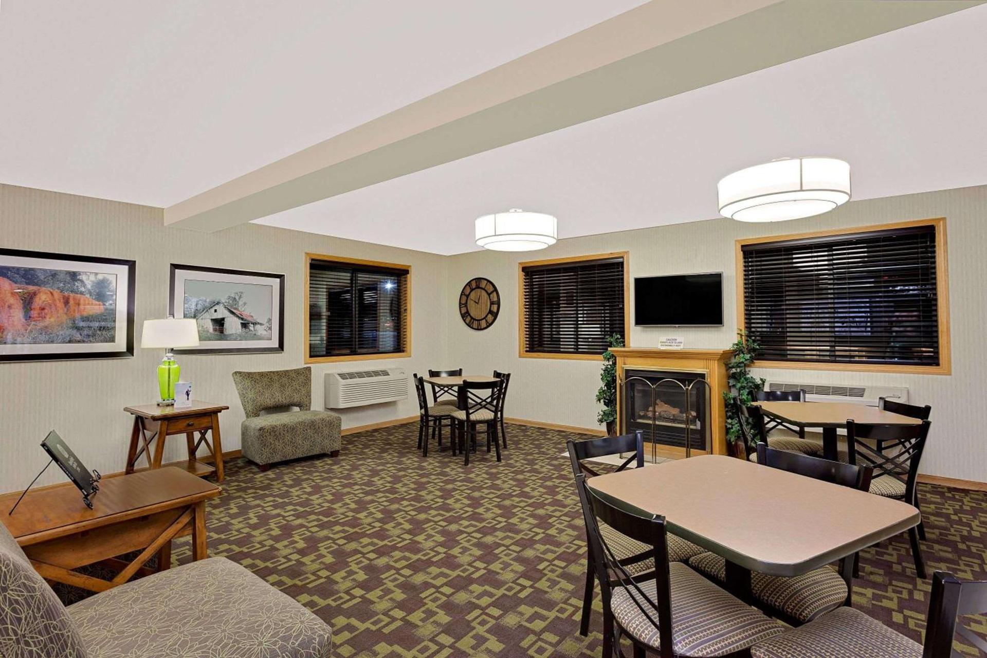 Super 8 by Wyndham Lebanon photo 29