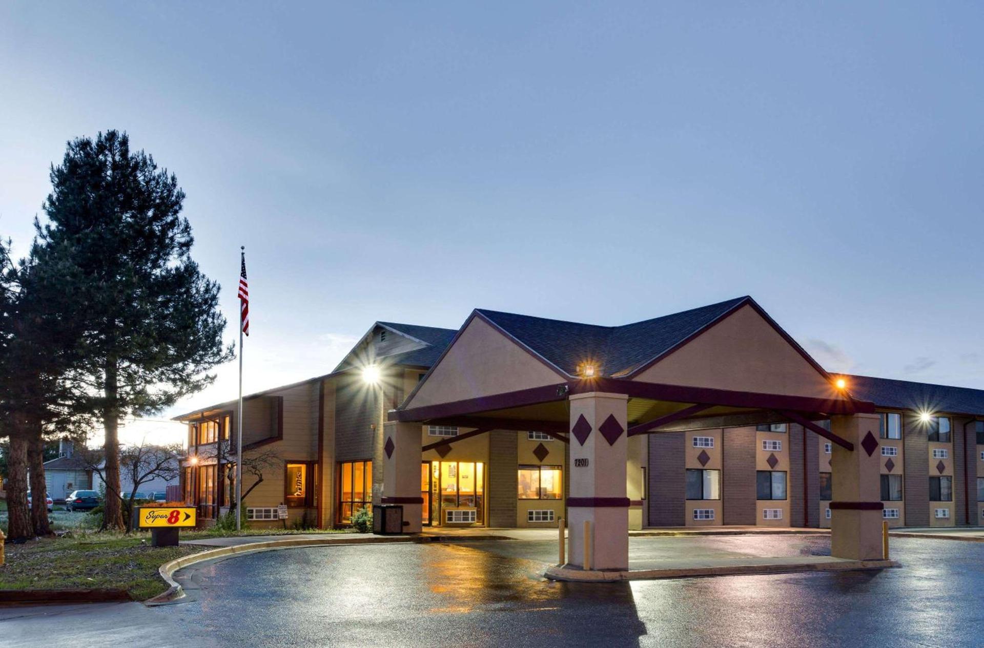 Super 8 by Wyndham Denver Stapleton photo 1