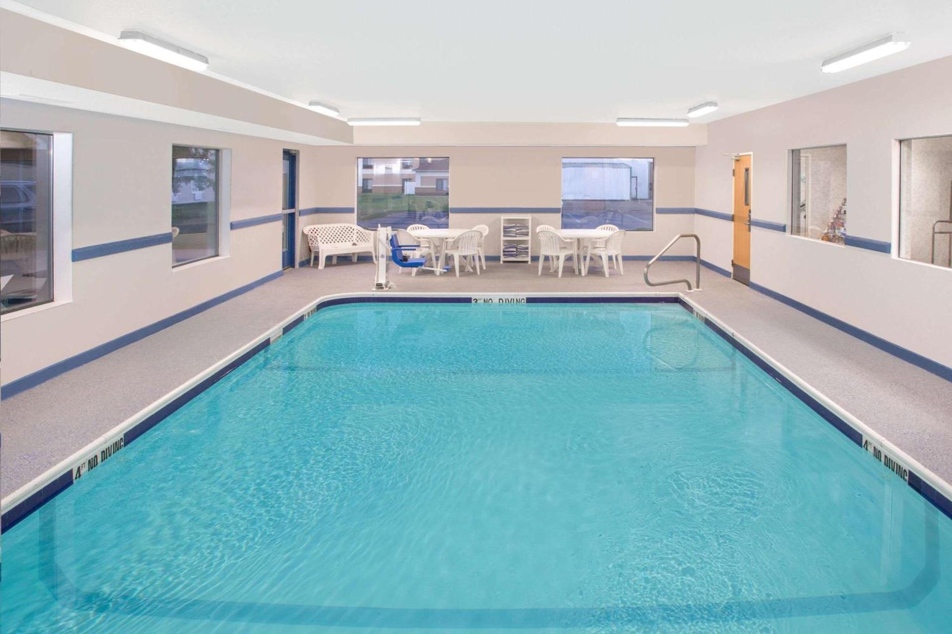 Super 8 by Wyndham Three Rivers photo 4