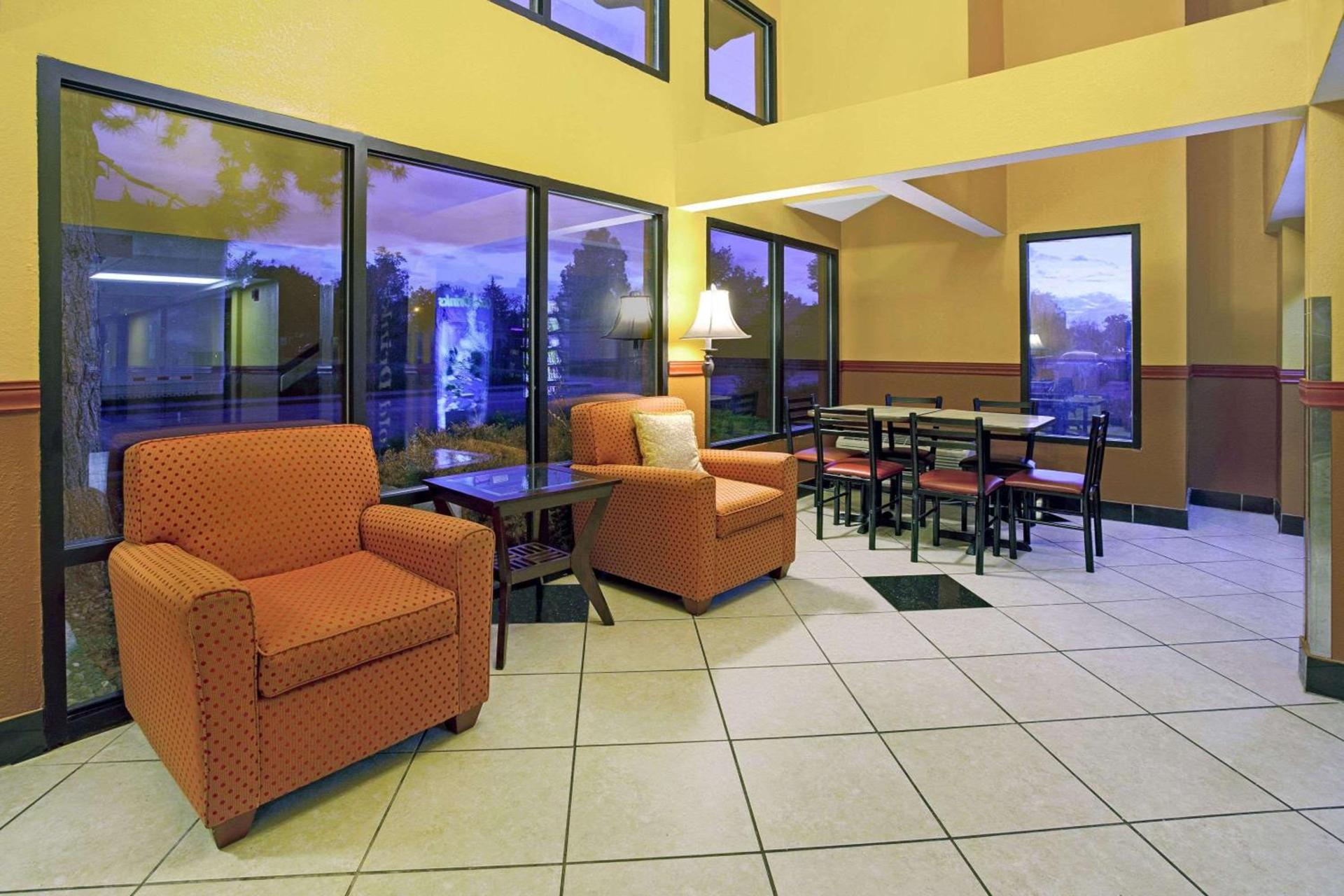 Super 8 by Wyndham Denver Stapleton photo 3
