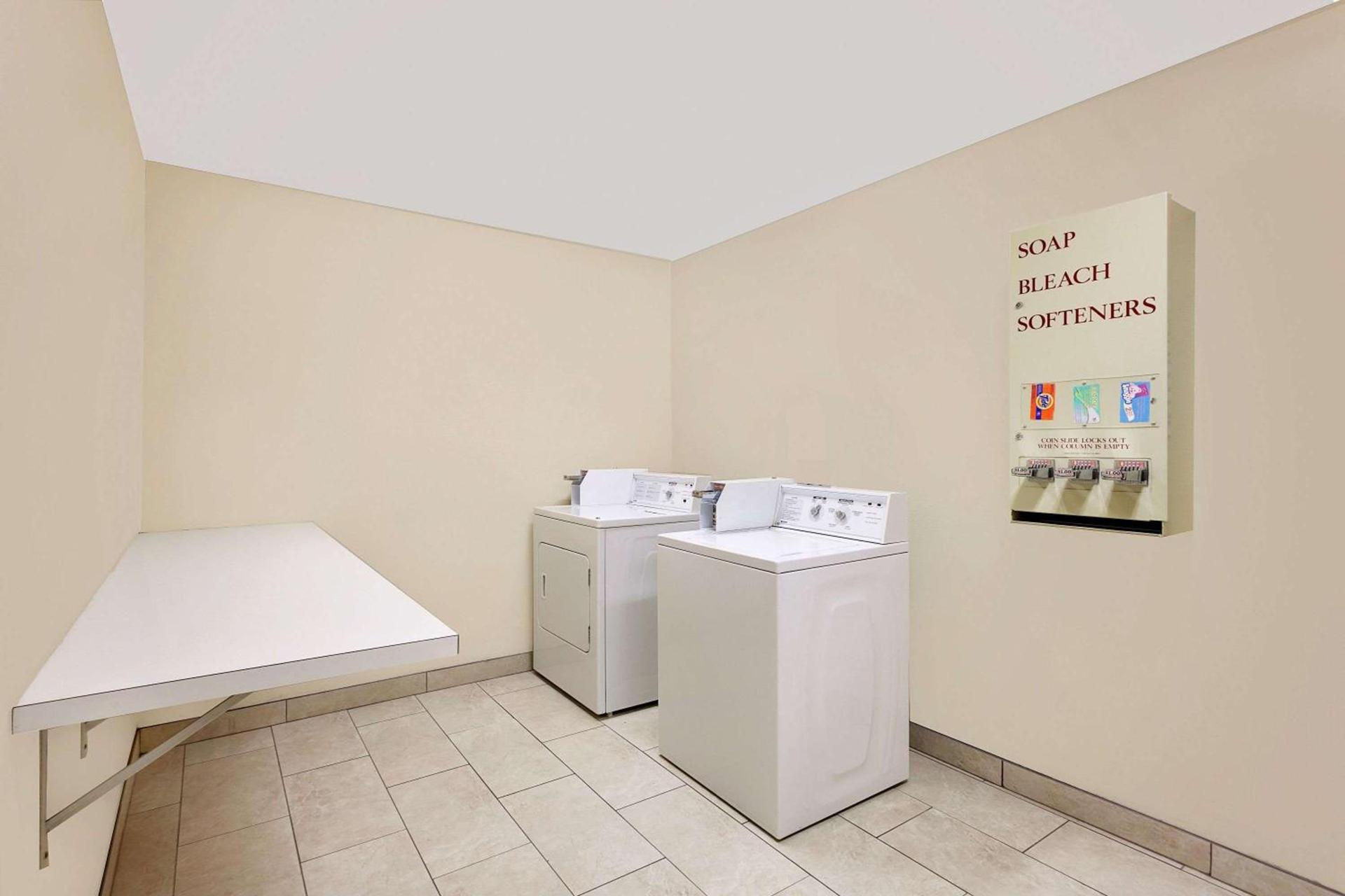 Super 8 by Wyndham Lebanon photo 26